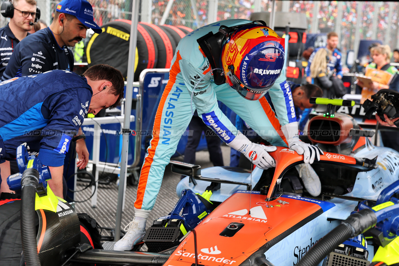 GP BRASILE, Carlos Sainz (ESP) Atlassian Williams Racing FW47 on the grid.

09.11.2025. Formula 1 World Championship, Rd 21, Brazilian Grand Prix, Sao Paulo, Brazil, Gara Day.

- www.xpbimages.com, EMail: requests@xpbimages.com © Copyright: Batchelor / XPB Images