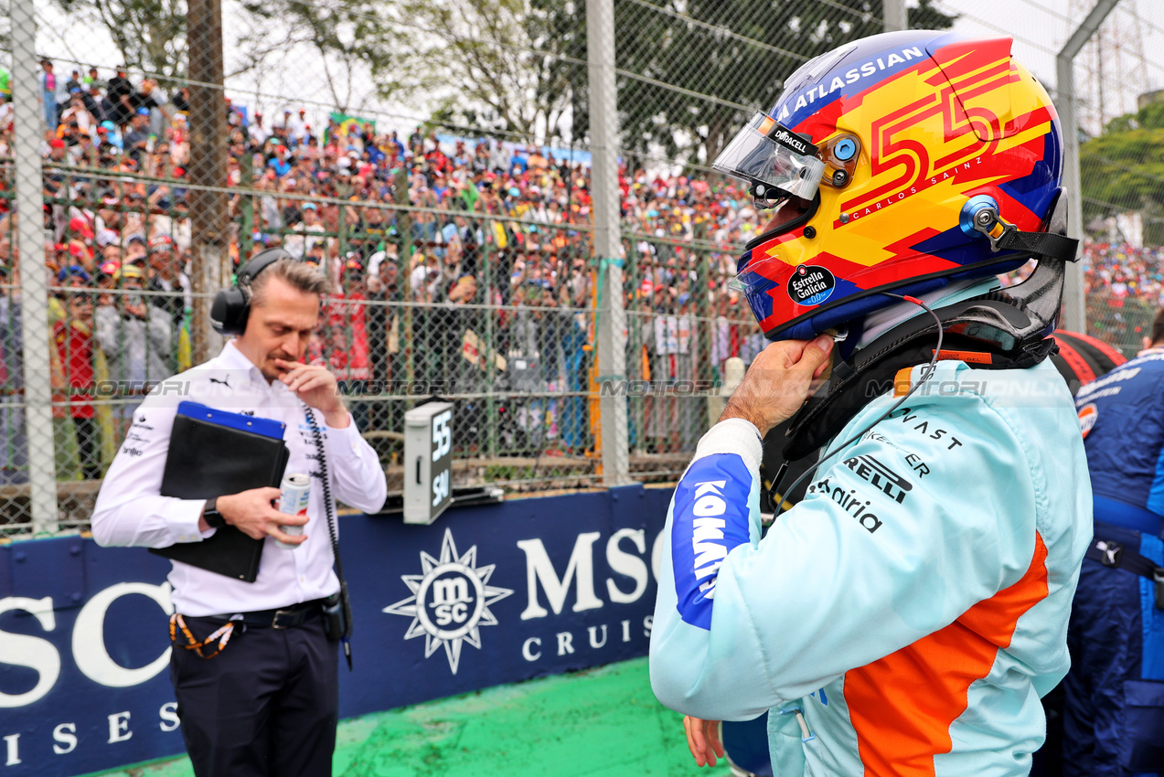 GP BRASILE, Carlos Sainz (ESP) Atlassian Williams Racing on the grid.
09.11.2025. Formula 1 World Championship, Rd 21, Brazilian Grand Prix, Sao Paulo, Brazil, Gara Day.
- www.xpbimages.com, EMail: requests@xpbimages.com © Copyright: Batchelor / XPB Images