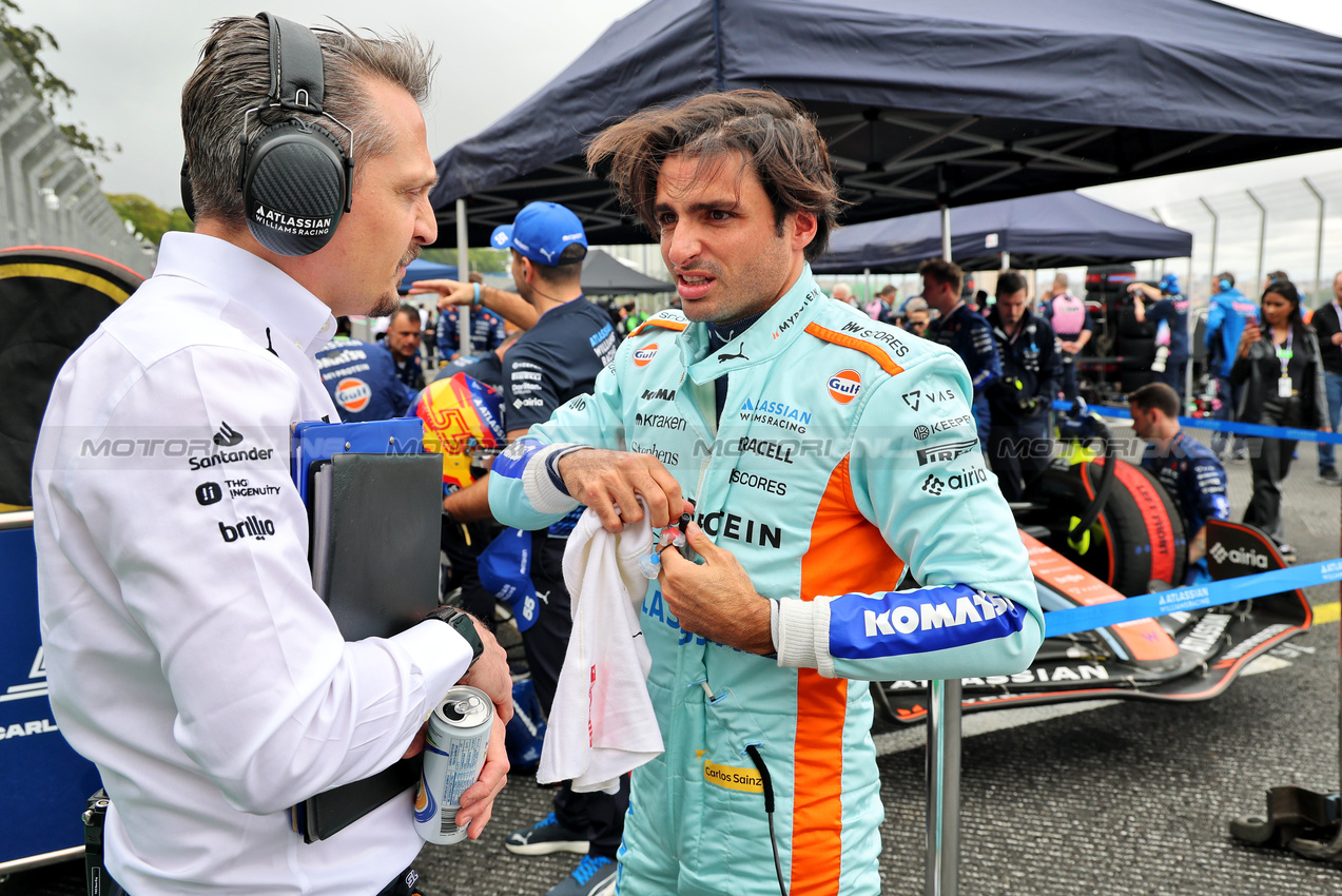 GP BRASILE, (L to R): Gaetan Jego (FRA) Atlassian Williams Racing Gara Engineer with Carlos Sainz (ESP) Atlassian Williams Racing on the grid.

09.11.2025. Formula 1 World Championship, Rd 21, Brazilian Grand Prix, Sao Paulo, Brazil, Gara Day.

- www.xpbimages.com, EMail: requests@xpbimages.com © Copyright: Batchelor / XPB Images