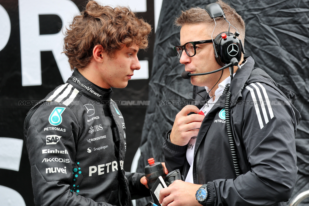 GP BRASILE, (L to R): Andrea Kimi Antonelli (ITA) Mercedes AMG F1 with Peter Bonnington (GBR) Mercedes AMG F1 Gara Engineer on the grid.

09.11.2025. Formula 1 World Championship, Rd 21, Brazilian Grand Prix, Sao Paulo, Brazil, Gara Day.

- www.xpbimages.com, EMail: requests@xpbimages.com © Copyright: Batchelor / XPB Images