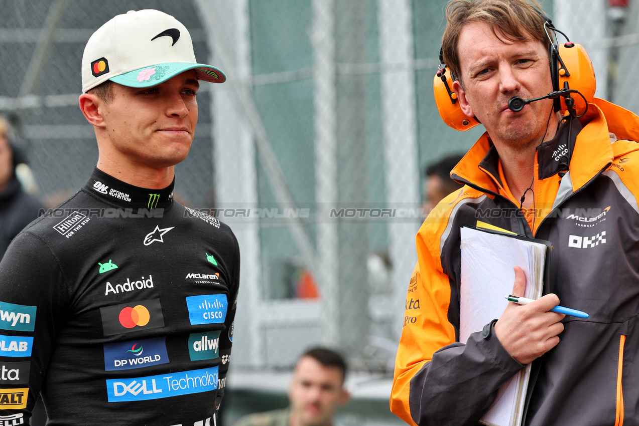 GP BRASILE, (L to R): Lando Norris (GBR) McLaren with William Joseph (GBR) McLaren Gara Engineer on the grid.

09.11.2025. Formula 1 World Championship, Rd 21, Brazilian Grand Prix, Sao Paulo, Brazil, Gara Day.

- www.xpbimages.com, EMail: requests@xpbimages.com © Copyright: Batchelor / XPB Images