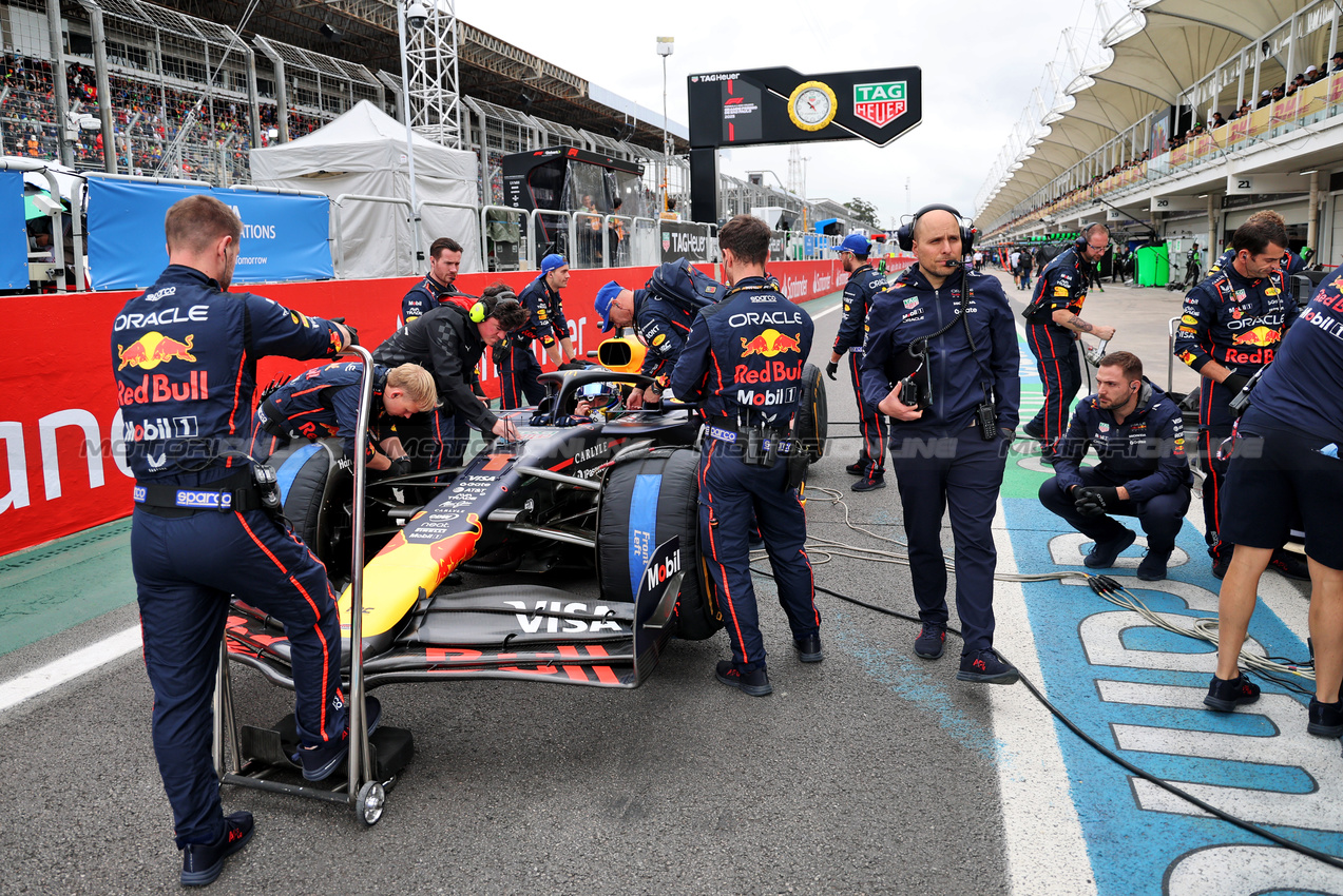 GP BRASILE, Max Verstappen (NLD) Red Bull Racing RB21 - partenzaing the race from the pit lane.

09.11.2025. Formula 1 World Championship, Rd 21, Brazilian Grand Prix, Sao Paulo, Brazil, Gara Day.

- www.xpbimages.com, EMail: requests@xpbimages.com © Copyright: Batchelor / XPB Images