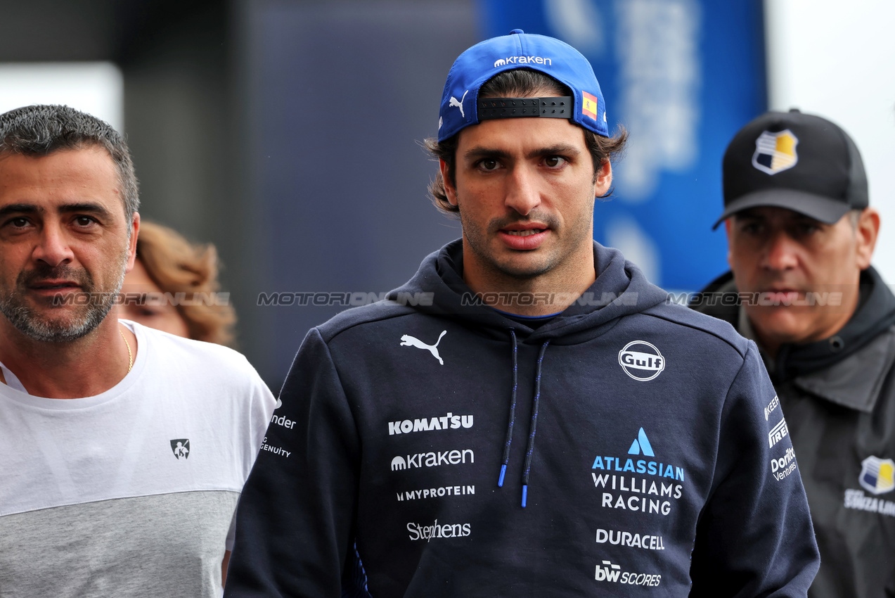 GP BRASILE, Carlos Sainz (ESP) Atlassian Williams Racing.

09.11.2025. Formula 1 World Championship, Rd 21, Brazilian Grand Prix, Sao Paulo, Brazil, Gara Day.

 - www.xpbimages.com, EMail: requests@xpbimages.com © Copyright: Rew / XPB Images