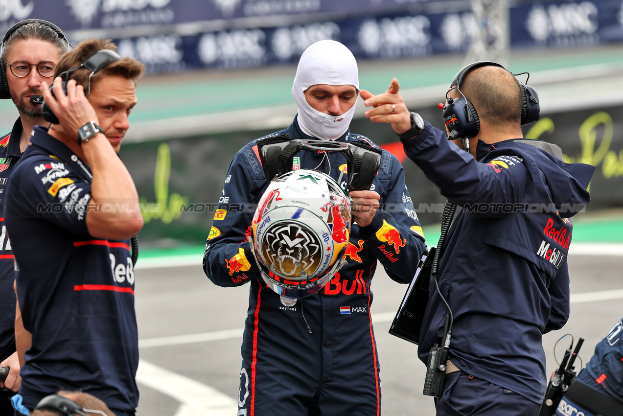 GP BRASILE, Max Verstappen (NLD) Red Bull Racing with Gianpiero Lambiase (ITA) Red Bull Racing Head of Racing - partenzaing the race from the pit lane.

09.11.2025. Formula 1 World Championship, Rd 21, Brazilian Grand Prix, Sao Paulo, Brazil, Gara Day.

- www.xpbimages.com, EMail: requests@xpbimages.com © Copyright: Batchelor / XPB Images