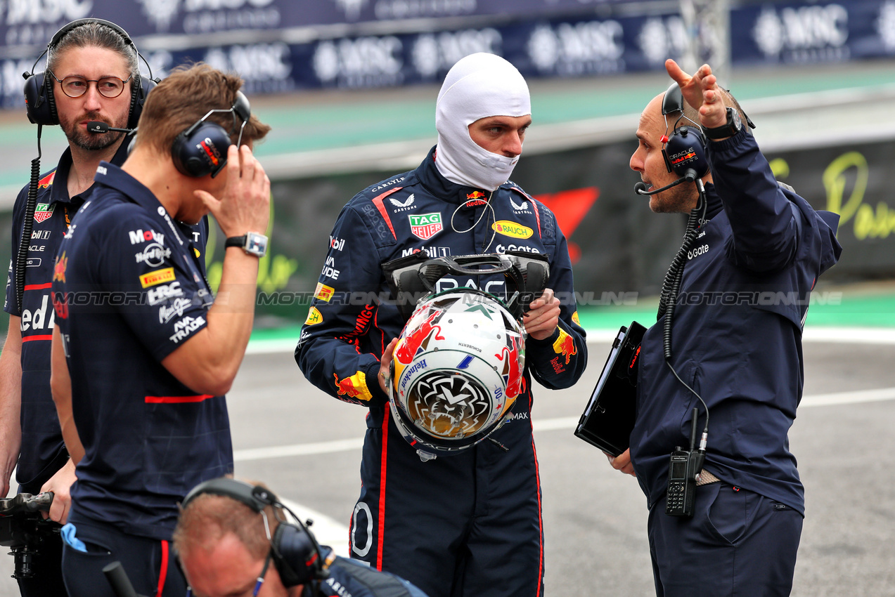 GP BRASILE, Max Verstappen (NLD) Red Bull Racing with Gianpiero Lambiase (ITA) Red Bull Racing Head of Racing - partenzaing the race from the pit lane.
09.11.2025. Formula 1 World Championship, Rd 21, Brazilian Grand Prix, Sao Paulo, Brazil, Gara Day.
- www.xpbimages.com, EMail: requests@xpbimages.com © Copyright: Batchelor / XPB Images