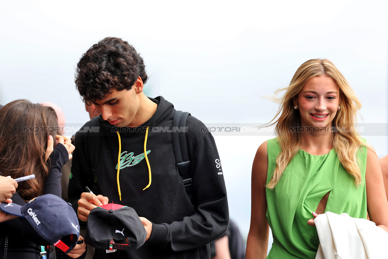 GP BRASILE, (L to R): Gabriel Bortoleto (BRA) Sauber with Domenica Isabella Bernardini (BRA).

09.11.2025. Formula 1 World Championship, Rd 21, Brazilian Grand Prix, Sao Paulo, Brazil, Gara Day.

 - www.xpbimages.com, EMail: requests@xpbimages.com © Copyright: Rew / XPB Images