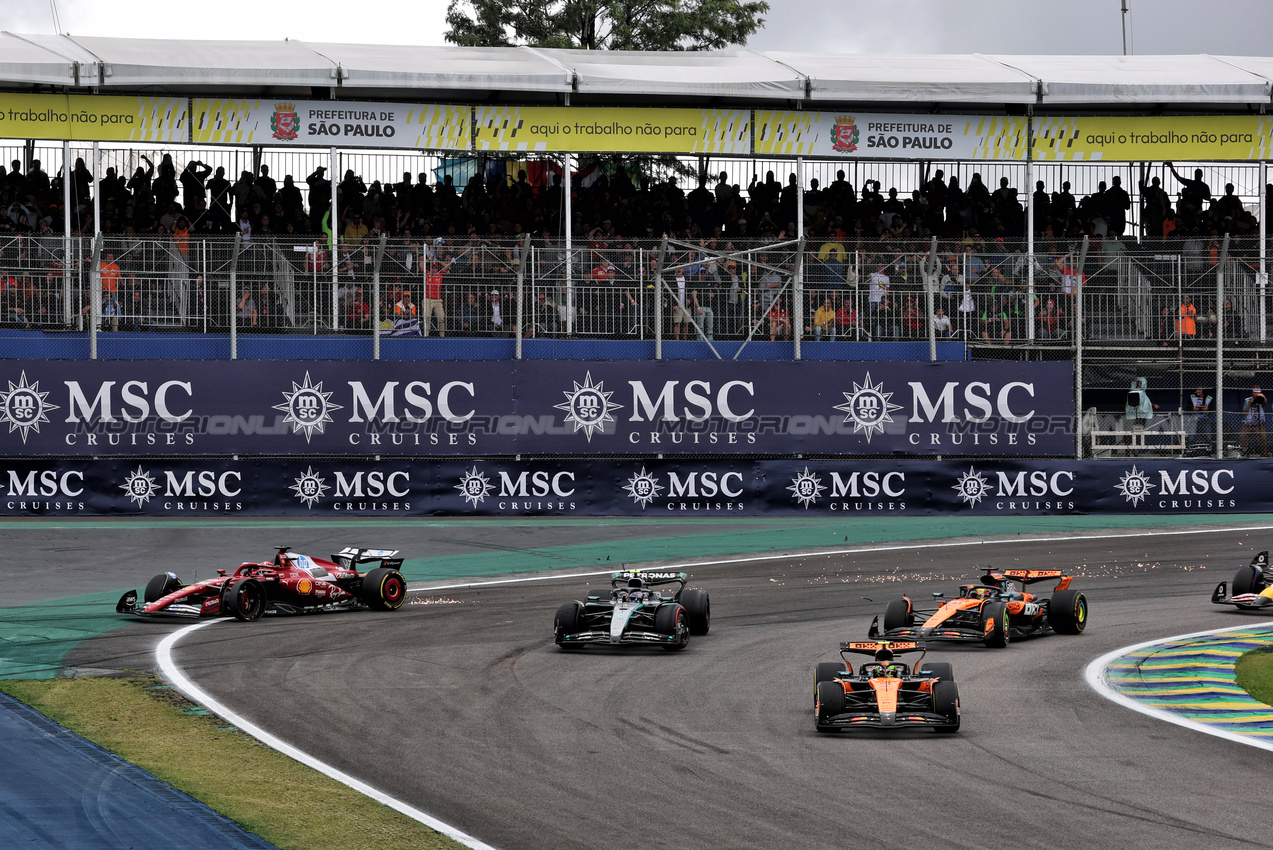 GP BRASILE, Lando Norris (GBR) McLaren MCL39 davanti a as Charles Leclerc (MON) Ferrari SF-25; Andrea Kimi Antonelli (ITA) Mercedes AMG F1 W16; e Oscar Piastri (AUS) McLaren MCL39 make contact.
09.11.2025. Formula 1 World Championship, Rd 21, Brazilian Grand Prix, Sao Paulo, Brazil, Gara Day.
- www.xpbimages.com, EMail: requests@xpbimages.com © Copyright: Batchelor / XPB Images