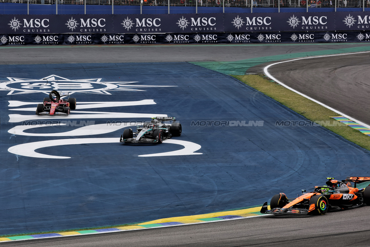 GP BRASILE, Charles Leclerc (MON) Ferrari SF-25 e Andrea Kimi Antonelli (ITA) Mercedes AMG F1 W16 run wide as Lando Norris (GBR) McLaren MCL39 davanti a the race.

09.11.2025. Formula 1 World Championship, Rd 21, Brazilian Grand Prix, Sao Paulo, Brazil, Gara Day.

- www.xpbimages.com, EMail: requests@xpbimages.com © Copyright: Batchelor / XPB Images
