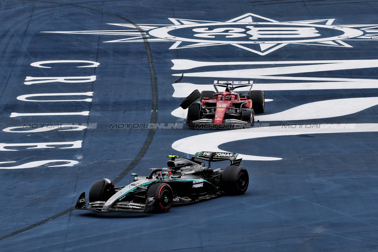 GP BRASILE, Charles Leclerc (MON) Ferrari SF-25 e Andrea Kimi Antonelli (ITA) Mercedes AMG F1 W16 run wide.

09.11.2025. Formula 1 World Championship, Rd 21, Brazilian Grand Prix, Sao Paulo, Brazil, Gara Day.

- www.xpbimages.com, EMail: requests@xpbimages.com © Copyright: Batchelor / XPB Images