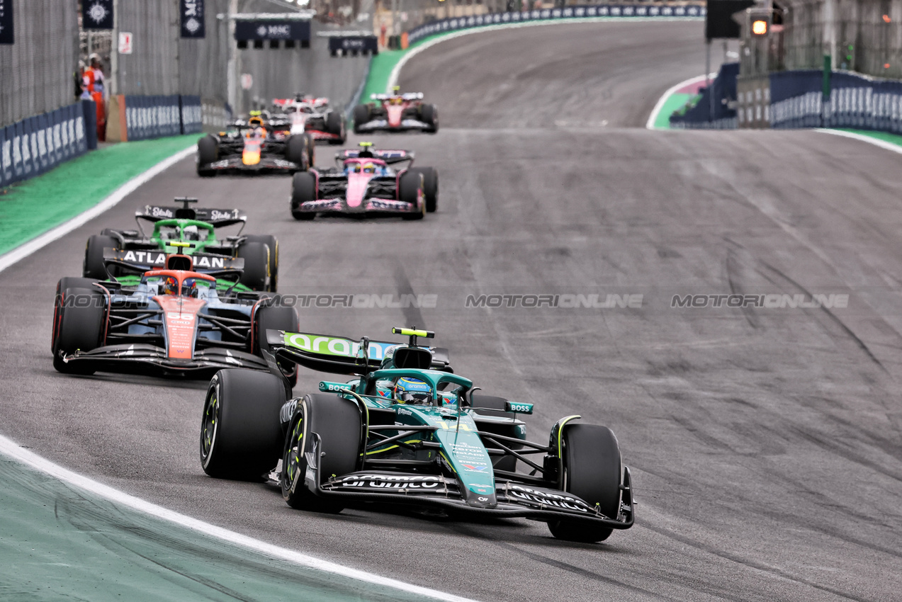 GP BRASILE, Fernando Alonso (ESP) Aston Martin F1 Team AMR25.

09.11.2025. Formula 1 World Championship, Rd 21, Brazilian Grand Prix, Sao Paulo, Brazil, Gara Day.

- www.xpbimages.com, EMail: requests@xpbimages.com © Copyright: Charniaux / XPB Images