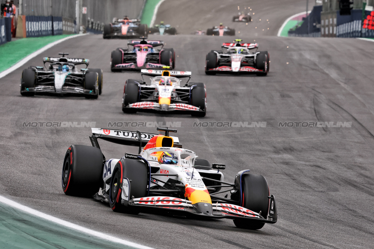 GP BRASILE, Isack Hadjar (FRA) Racing Bulls VCARB 02.

09.11.2025. Formula 1 World Championship, Rd 21, Brazilian Grand Prix, Sao Paulo, Brazil, Gara Day.

- www.xpbimages.com, EMail: requests@xpbimages.com © Copyright: Charniaux / XPB Images