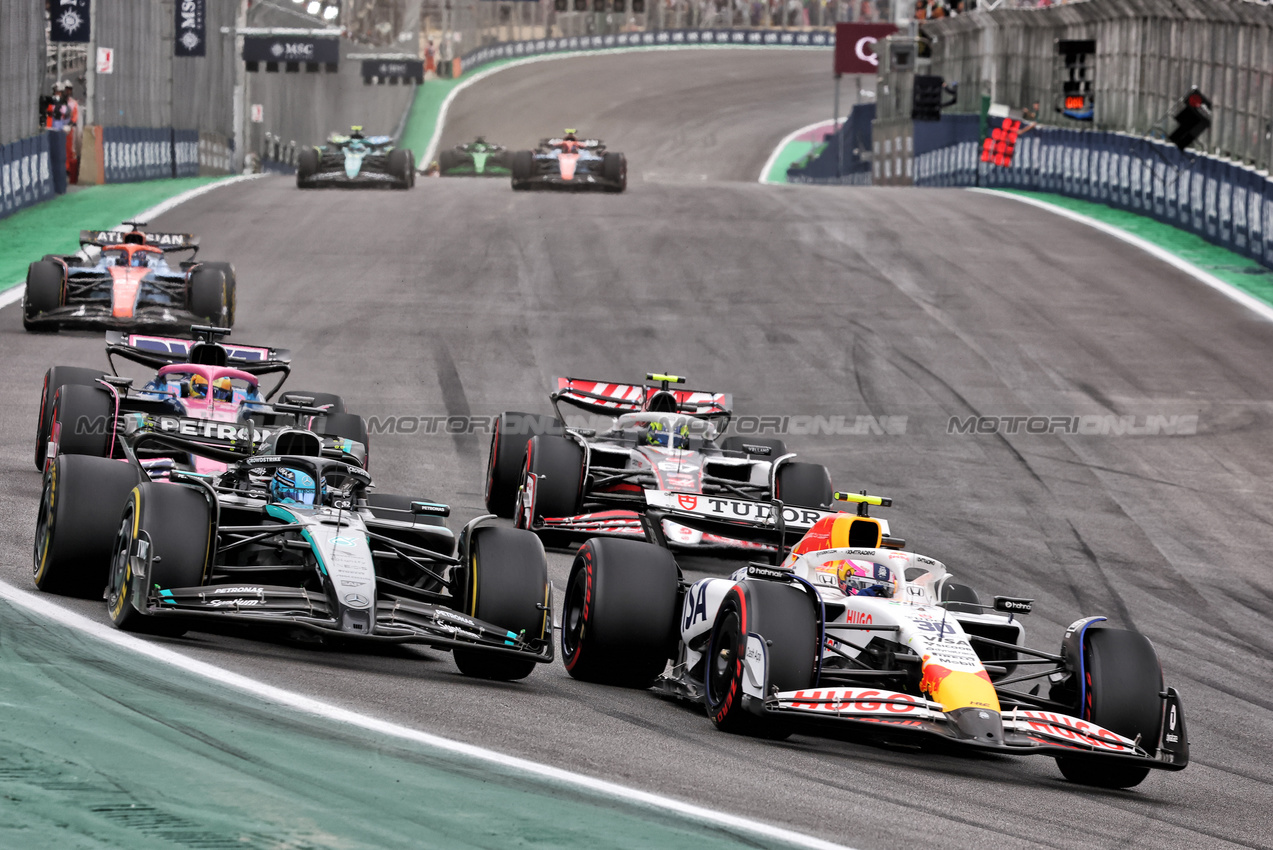 GP BRASILE, George Russell (GBR) Mercedes AMG F1 W16 e Liam Lawson (NZL) Racing Bulls VCARB 02 battle for position.
09.11.2025. Formula 1 World Championship, Rd 21, Brazilian Grand Prix, Sao Paulo, Brazil, Gara Day.
- www.xpbimages.com, EMail: requests@xpbimages.com © Copyright: Charniaux / XPB Images