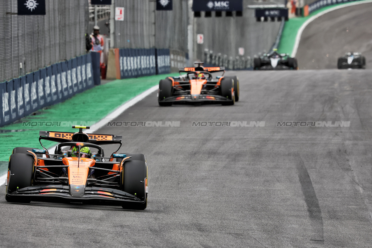 GP BRASILE, Lando Norris (GBR) McLaren MCL39.
09.11.2025. Formula 1 World Championship, Rd 21, Brazilian Grand Prix, Sao Paulo, Brazil, Gara Day.
- www.xpbimages.com, EMail: requests@xpbimages.com © Copyright: Charniaux / XPB Images