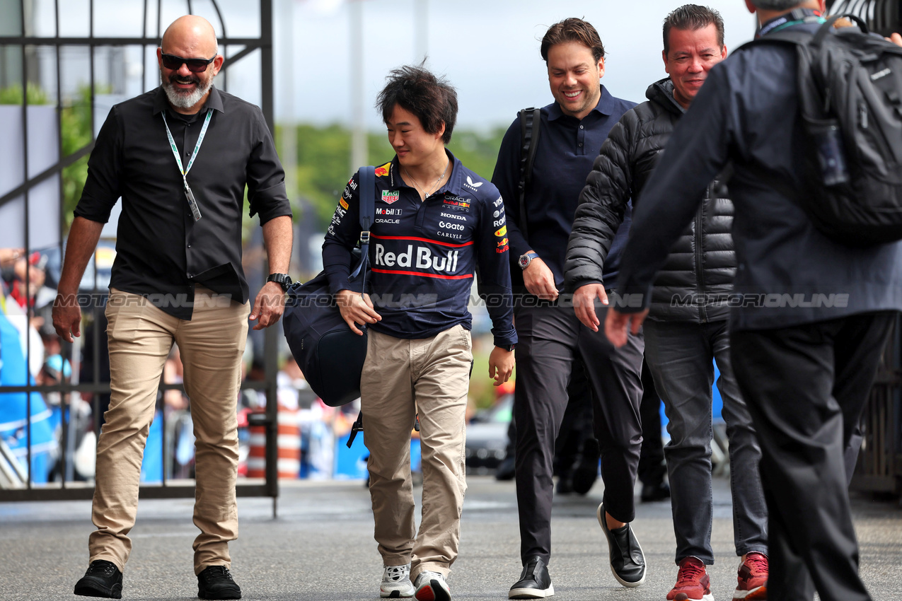 GP BRASILE, Yuki Tsunoda (JPN) Red Bull Racing.
09.11.2025. Formula 1 World Championship, Rd 21, Brazilian Grand Prix, Sao Paulo, Brazil, Gara Day.
- www.xpbimages.com, EMail: requests@xpbimages.com © Copyright: Rew / XPB Images