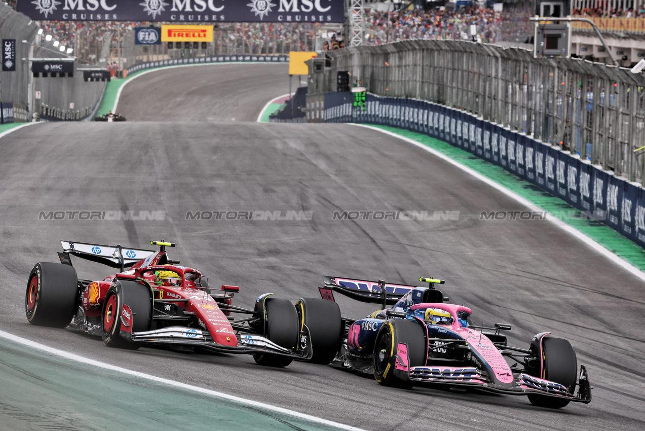 GP BRASILE, Lewis Hamilton (GBR) Ferrari SF-25 e Franco Colapinto (ARG) Alpine F1 Team A525 battle for position.

09.11.2025. Formula 1 World Championship, Rd 21, Brazilian Grand Prix, Sao Paulo, Brazil, Gara Day.

- www.xpbimages.com, EMail: requests@xpbimages.com © Copyright: Charniaux / XPB Images