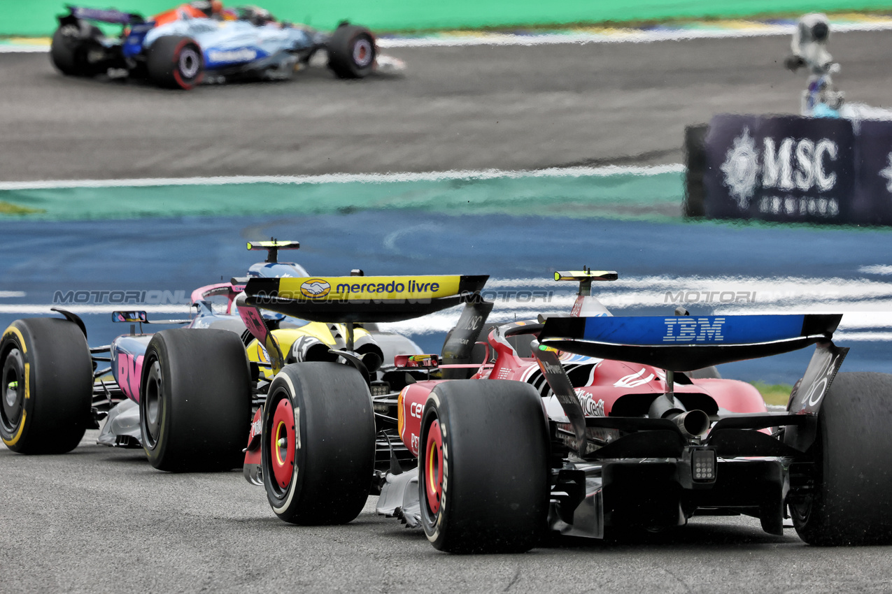 GP BRASILE, Lewis Hamilton (GBR) Ferrari SF-25 e Franco Colapinto (ARG) Alpine F1 Team A525 battle for position.
09.11.2025. Formula 1 World Championship, Rd 21, Brazilian Grand Prix, Sao Paulo, Brazil, Gara Day.
- www.xpbimages.com, EMail: requests@xpbimages.com © Copyright: Charniaux / XPB Images