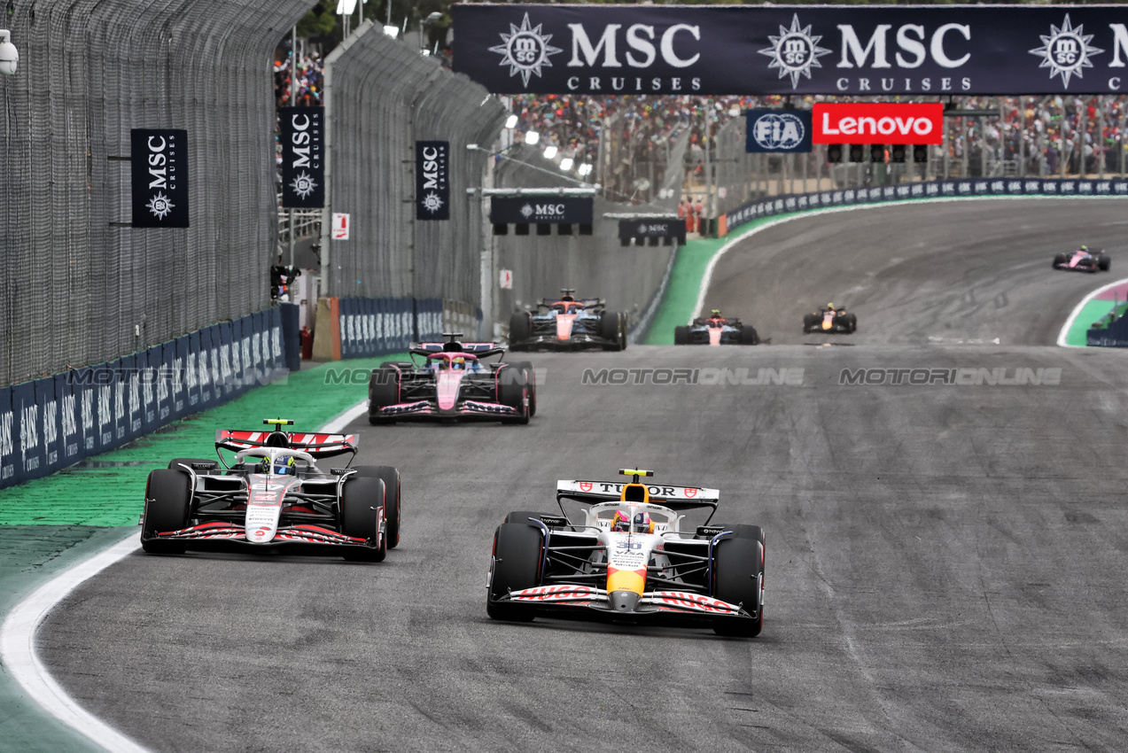 GP BRASILE, Liam Lawson (NZL) Racing Bulls VCARB 02.

09.11.2025. Formula 1 World Championship, Rd 21, Brazilian Grand Prix, Sao Paulo, Brazil, Gara Day.

- www.xpbimages.com, EMail: requests@xpbimages.com © Copyright: Charniaux / XPB Images