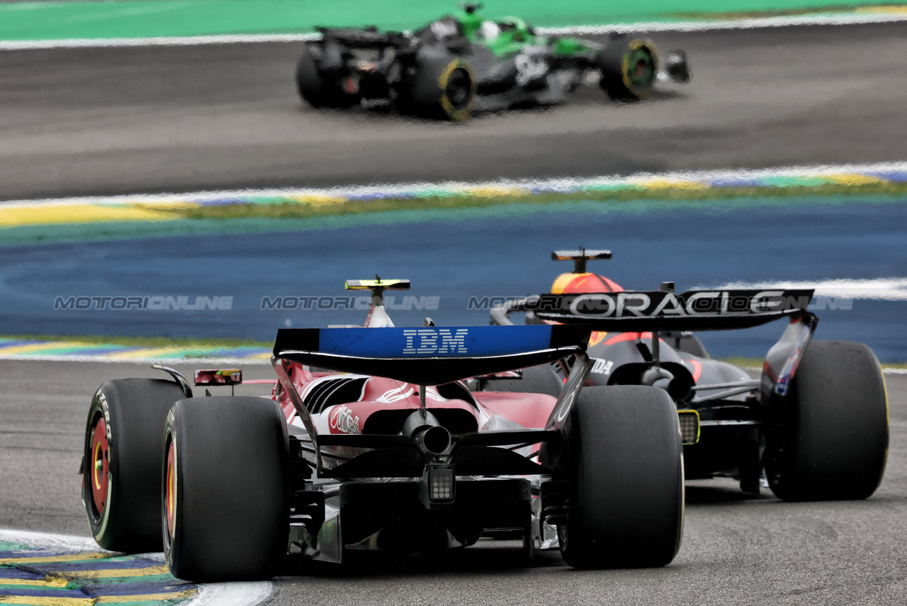 GP BRASILE, Lewis Hamilton (GBR) Ferrari SF-25 e Max Verstappen (NLD) Red Bull Racing RB21 battle for position.

09.11.2025. Formula 1 World Championship, Rd 21, Brazilian Grand Prix, Sao Paulo, Brazil, Gara Day.

- www.xpbimages.com, EMail: requests@xpbimages.com © Copyright: Charniaux / XPB Images