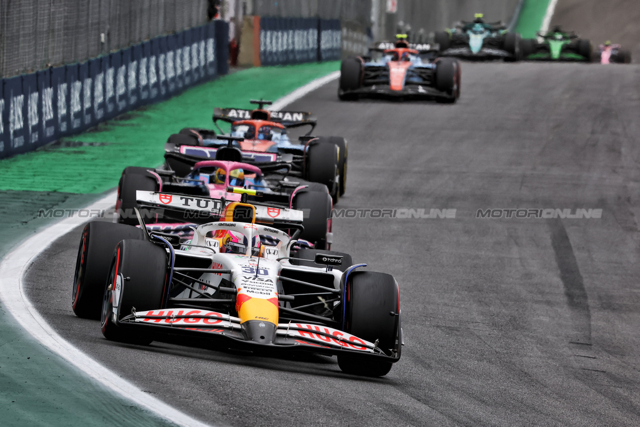 GP BRASILE, Liam Lawson (NZL) Racing Bulls VCARB 02.
09.11.2025. Formula 1 World Championship, Rd 21, Brazilian Grand Prix, Sao Paulo, Brazil, Gara Day.
- www.xpbimages.com, EMail: requests@xpbimages.com © Copyright: Charniaux / XPB Images