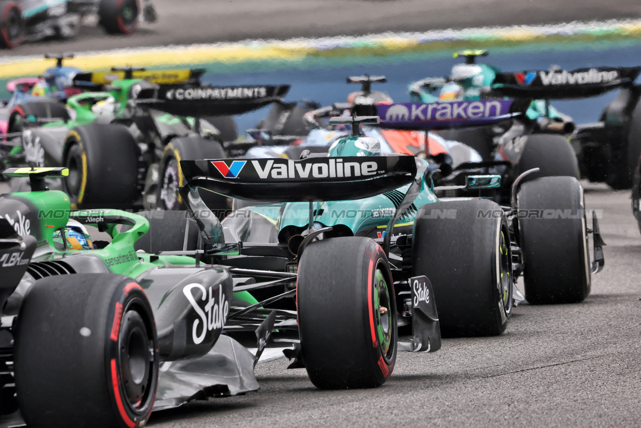 GP BRASILE, Lance Stroll (CDN) Aston Martin F1 Team AMR25 at the partenza of the race.

09.11.2025. Formula 1 World Championship, Rd 21, Brazilian Grand Prix, Sao Paulo, Brazil, Gara Day.

- www.xpbimages.com, EMail: requests@xpbimages.com © Copyright: Charniaux / XPB Images