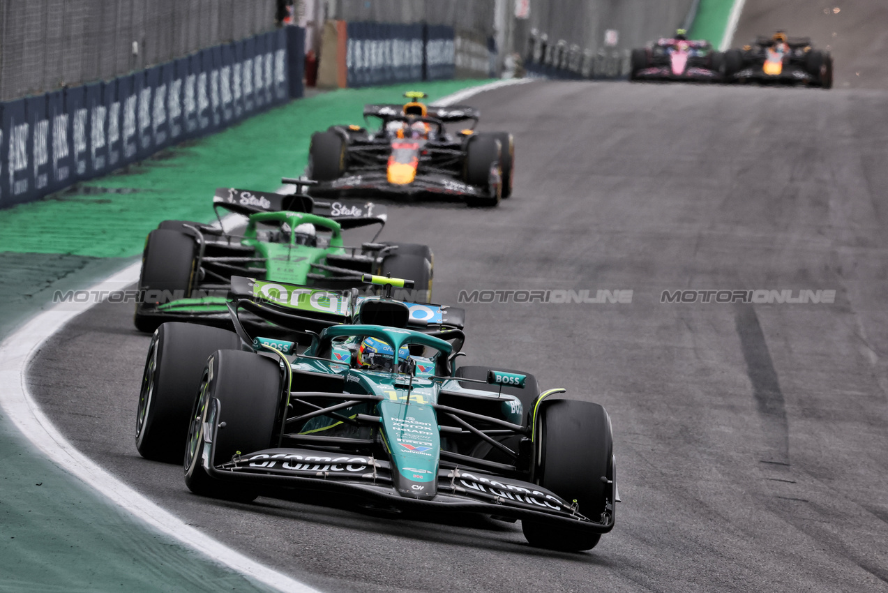 GP BRASILE, Fernando Alonso (ESP) Aston Martin F1 Team AMR25.
09.11.2025. Formula 1 World Championship, Rd 21, Brazilian Grand Prix, Sao Paulo, Brazil, Gara Day.
- www.xpbimages.com, EMail: requests@xpbimages.com © Copyright: Charniaux / XPB Images