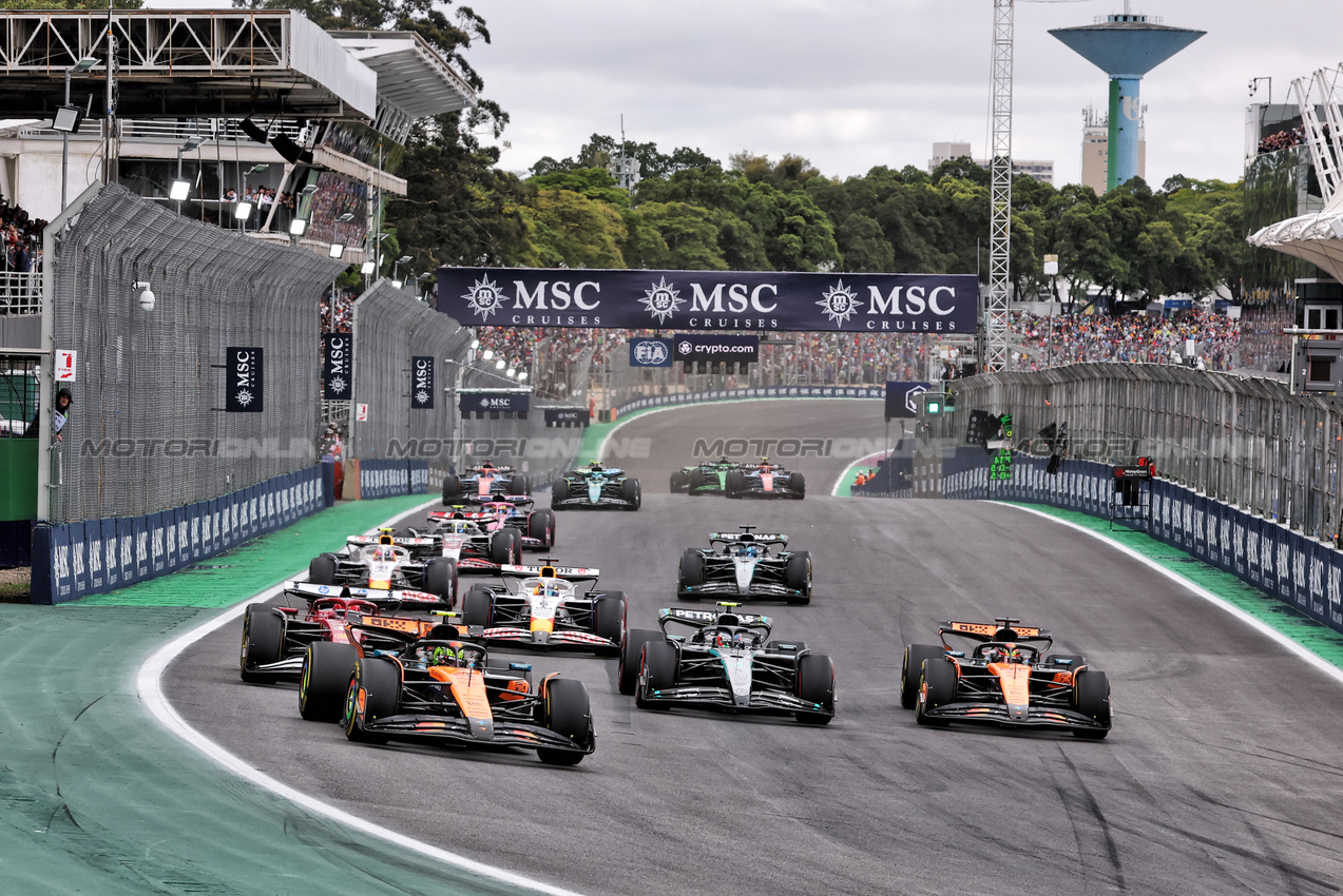 GP BRASILE, Lando Norris (GBR) McLaren MCL39 davanti a Charles Leclerc (MON) Ferrari SF-25; Andrea Kimi Antonelli (ITA) Mercedes AMG F1 W16; e Oscar Piastri (AUS) McLaren MCL39, who made contact at turn 1.
09.11.2025. Formula 1 World Championship, Rd 21, Brazilian Grand Prix, Sao Paulo, Brazil, Gara Day.
- www.xpbimages.com, EMail: requests@xpbimages.com © Copyright: Charniaux / XPB Images