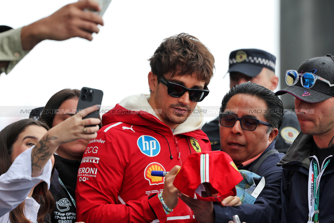 GP BRASILE, Charles Leclerc (MON) Ferrari.

09.11.2025. Formula 1 World Championship, Rd 21, Brazilian Grand Prix, Sao Paulo, Brazil, Gara Day.

 - www.xpbimages.com, EMail: requests@xpbimages.com © Copyright: Rew / XPB Images