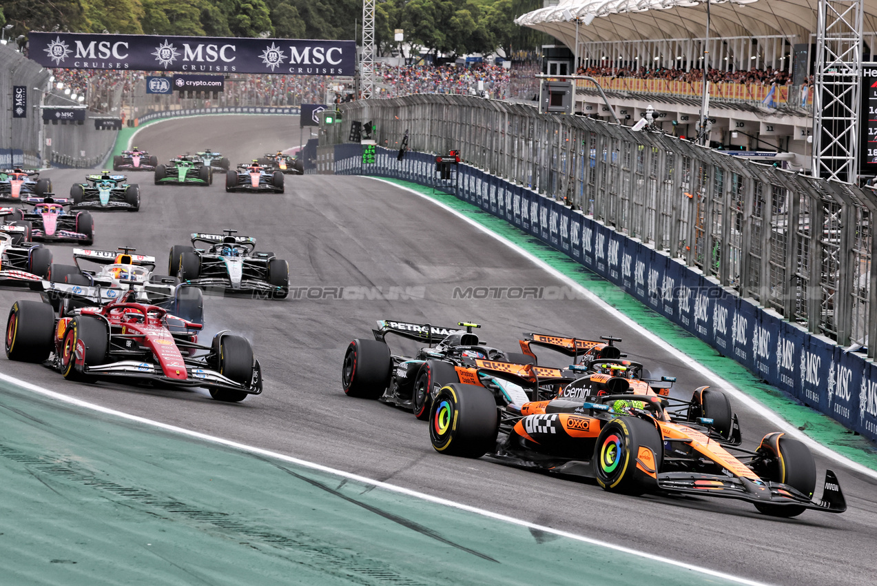 GP BRASILE, Lando Norris (GBR) McLaren MCL39 davanti a Charles Leclerc (MON) Ferrari SF-25; Andrea Kimi Antonelli (ITA) Mercedes AMG F1 W16; e Oscar Piastri (AUS) McLaren MCL39, who made contact at turn 1.

09.11.2025. Formula 1 World Championship, Rd 21, Brazilian Grand Prix, Sao Paulo, Brazil, Gara Day.

- www.xpbimages.com, EMail: requests@xpbimages.com © Copyright: Charniaux / XPB Images