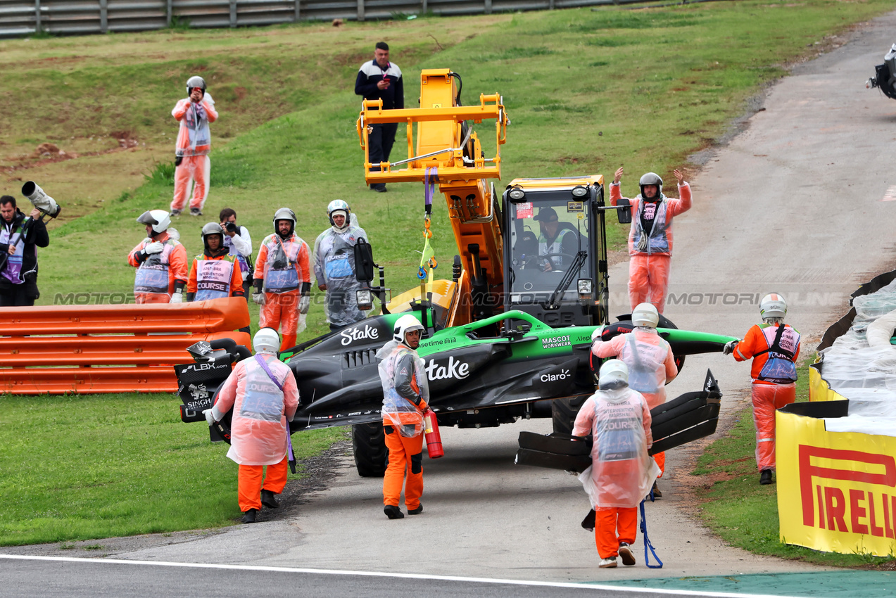 GP BRASILE, The damaged Sauber C45 of Gabriel Bortoleto (BRA) Sauber, who retired from the race.

09.11.2025. Formula 1 World Championship, Rd 21, Brazilian Grand Prix, Sao Paulo, Brazil, Gara Day.

 - www.xpbimages.com, EMail: requests@xpbimages.com © Copyright: Rew / XPB Images