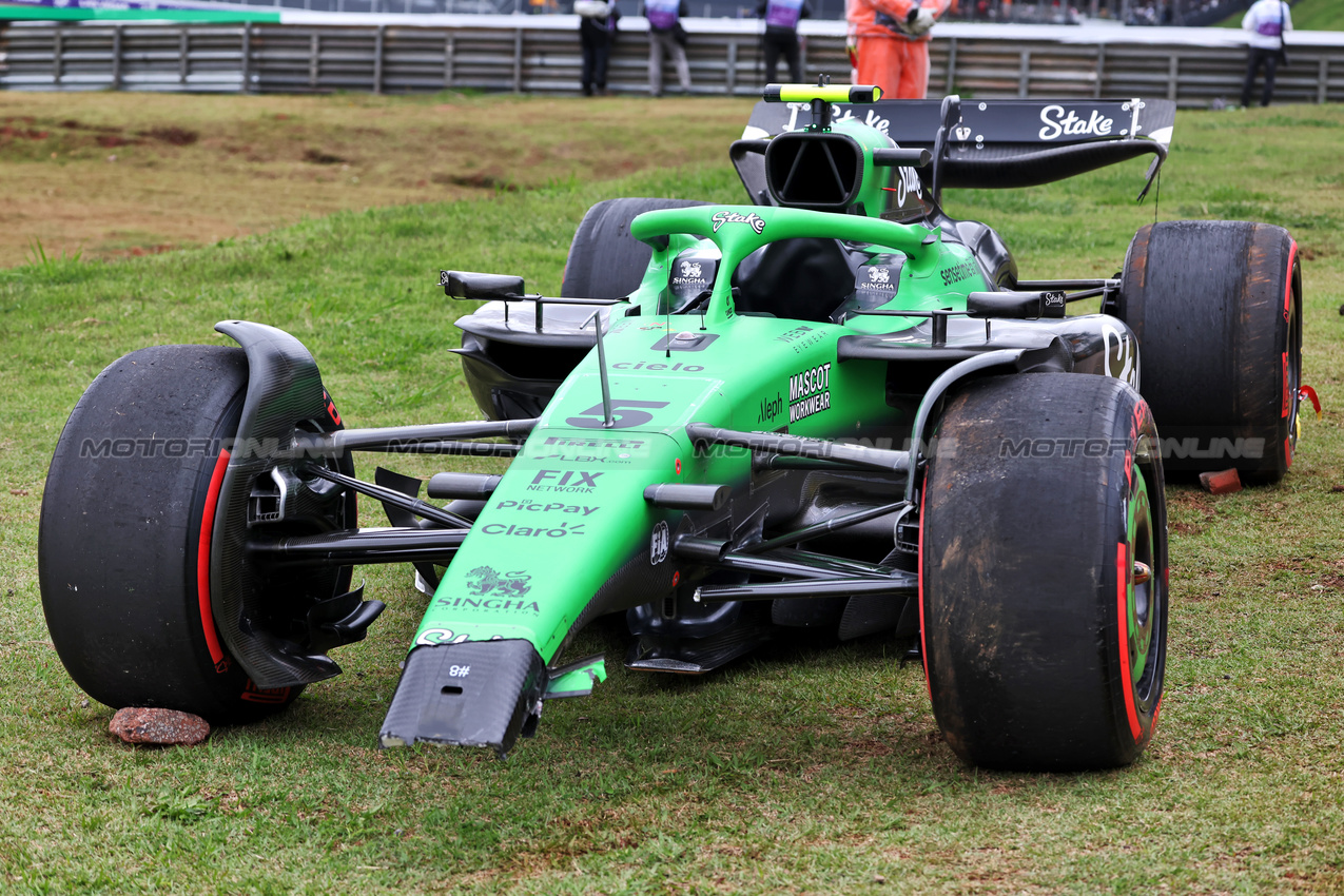 GP BRASILE, The damaged Sauber C45 of Gabriel Bortoleto (BRA) Sauber, who retired from the race.
09.11.2025. Formula 1 World Championship, Rd 21, Brazilian Grand Prix, Sao Paulo, Brazil, Gara Day.
- www.xpbimages.com, EMail: requests@xpbimages.com © Copyright: Rew / XPB Images