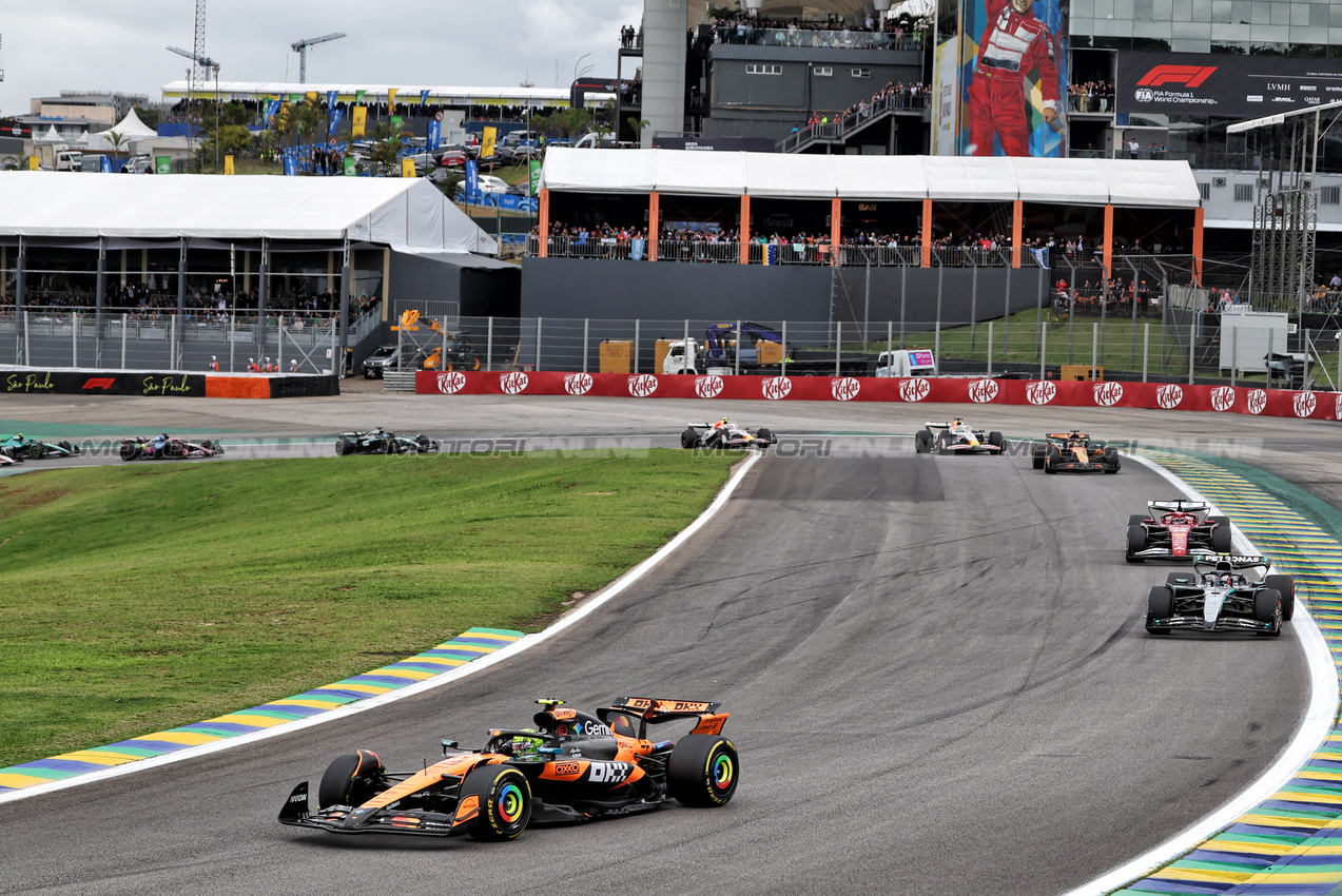 GP BRASILE, Lando Norris (GBR) McLaren MCL39 davanti a at the partenza of the race.

09.11.2025. Formula 1 World Championship, Rd 21, Brazilian Grand Prix, Sao Paulo, Brazil, Gara Day.

 - www.xpbimages.com, EMail: requests@xpbimages.com © Copyright: Rew / XPB Images
