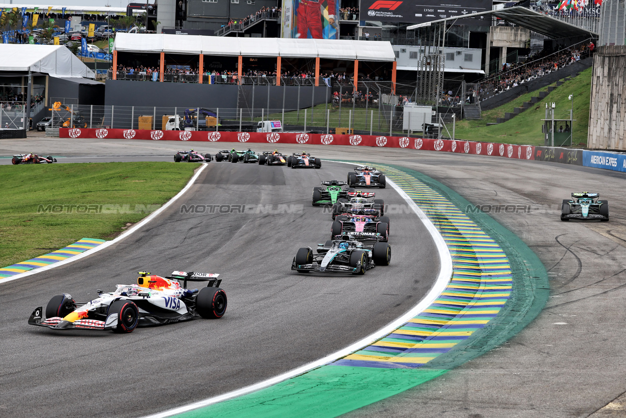 GP BRASILE, Liam Lawson (NZL) Racing Bulls VCARB 02 at the partenza of the race.

09.11.2025. Formula 1 World Championship, Rd 21, Brazilian Grand Prix, Sao Paulo, Brazil, Gara Day.

 - www.xpbimages.com, EMail: requests@xpbimages.com © Copyright: Rew / XPB Images
