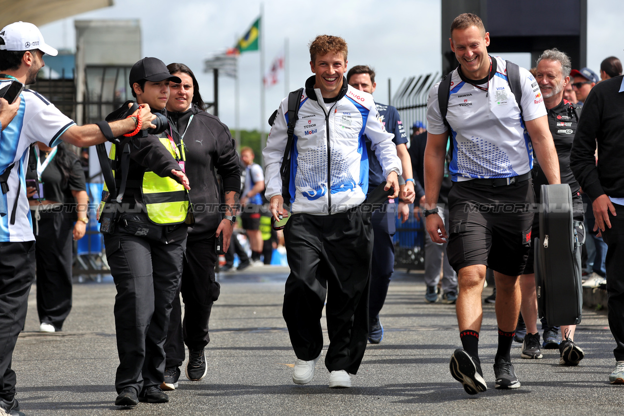 GP BRASILE, Liam Lawson (NZL) Racing Bulls.

09.11.2025. Formula 1 World Championship, Rd 21, Brazilian Grand Prix, Sao Paulo, Brazil, Gara Day.

 - www.xpbimages.com, EMail: requests@xpbimages.com © Copyright: Rew / XPB Images