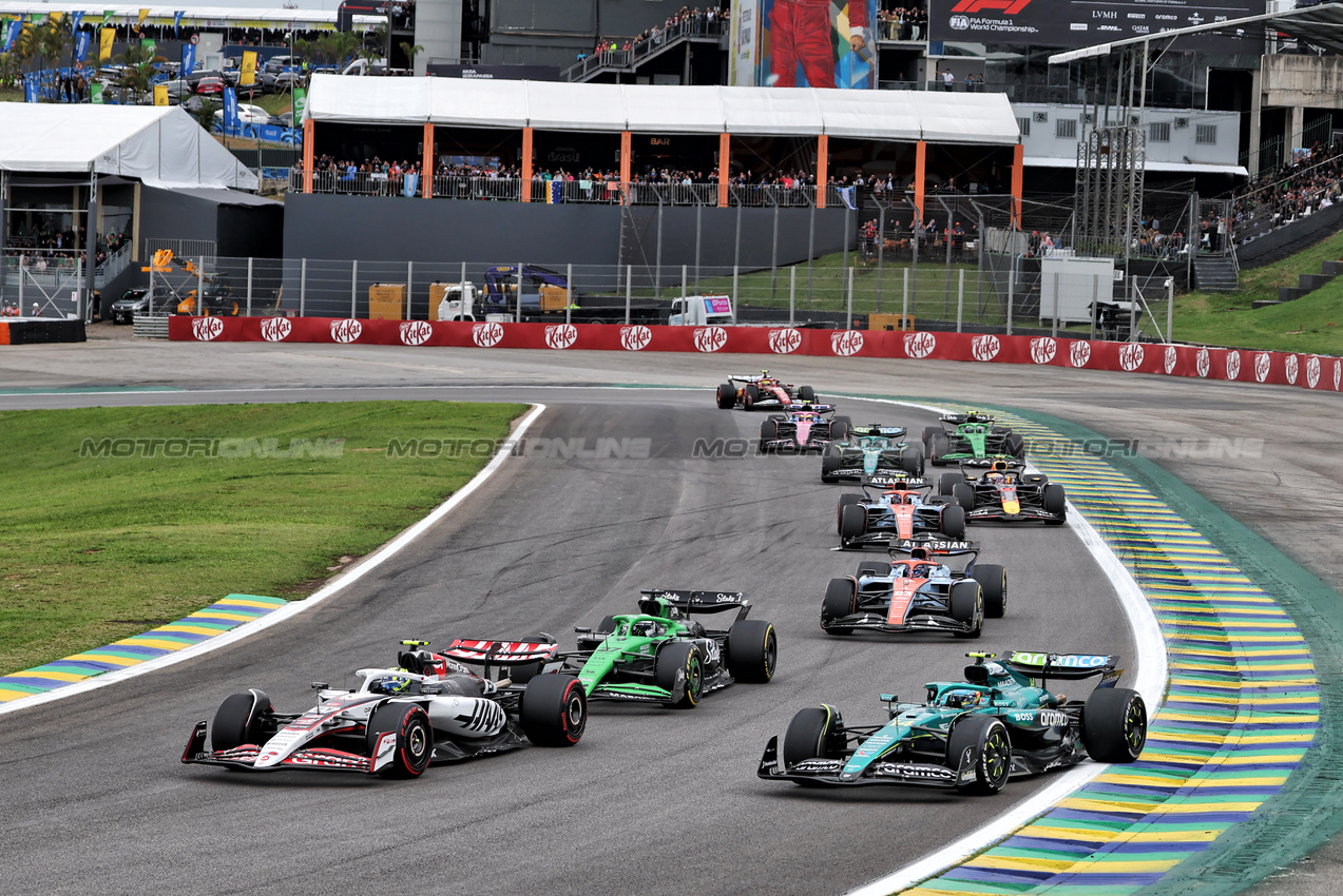 GP BRASILE, Oliver Bearman (GBR) Haas VF-25 e Fernando Alonso (ESP) Aston Martin F1 Team AMR25 at the partenza of the race.

09.11.2025. Formula 1 World Championship, Rd 21, Brazilian Grand Prix, Sao Paulo, Brazil, Gara Day.

 - www.xpbimages.com, EMail: requests@xpbimages.com © Copyright: Rew / XPB Images