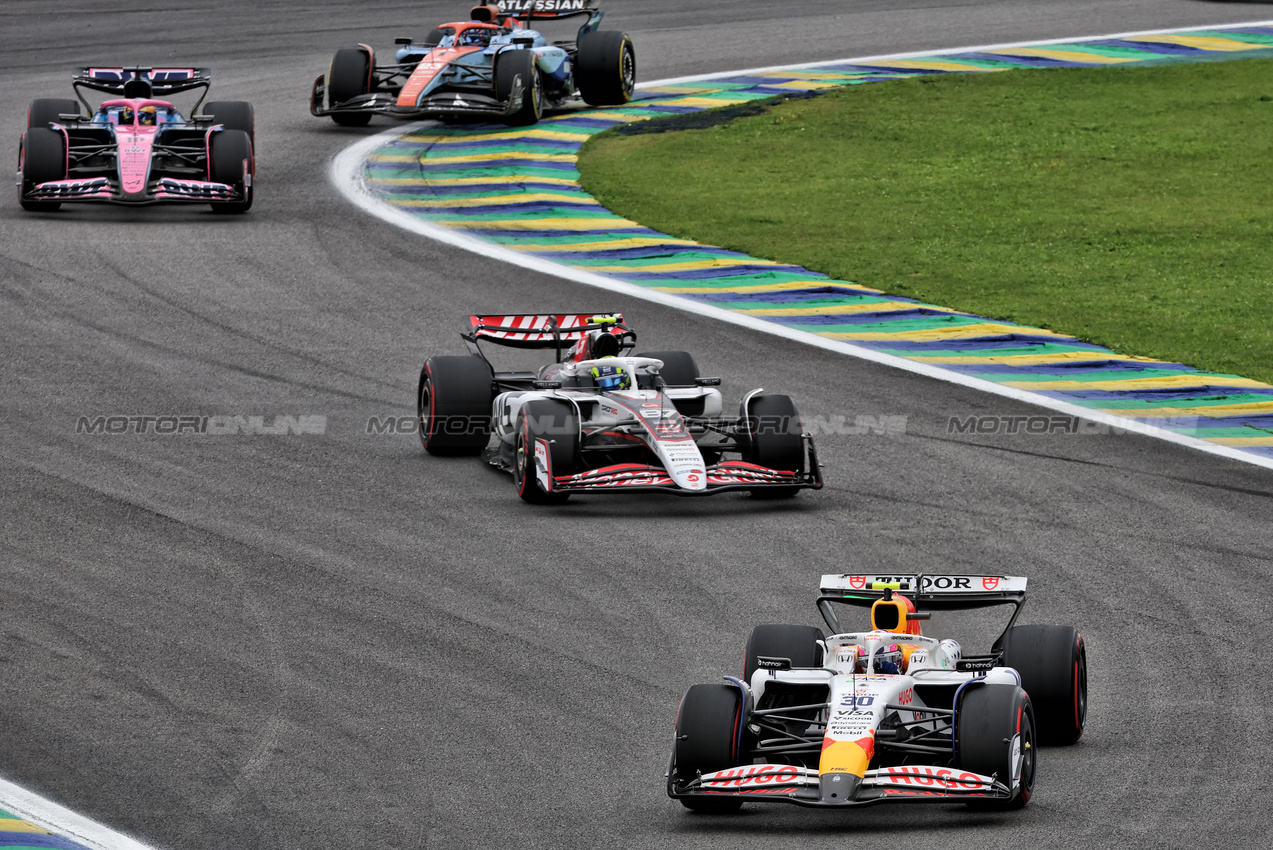 GP BRASILE, Liam Lawson (NZL) Racing Bulls VCARB 02.

09.11.2025. Formula 1 World Championship, Rd 21, Brazilian Grand Prix, Sao Paulo, Brazil, Gara Day.

- www.xpbimages.com, EMail: requests@xpbimages.com © Copyright: Batchelor / XPB Images