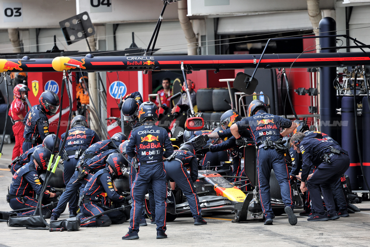 GP BRASILE, Yuki Tsunoda (JPN) Red Bull Racing RB21 makes a pit stop.

09.11.2025. Formula 1 World Championship, Rd 21, Brazilian Grand Prix, Sao Paulo, Brazil, Gara Day.

- www.xpbimages.com, EMail: requests@xpbimages.com © Copyright: Batchelor / XPB Images
