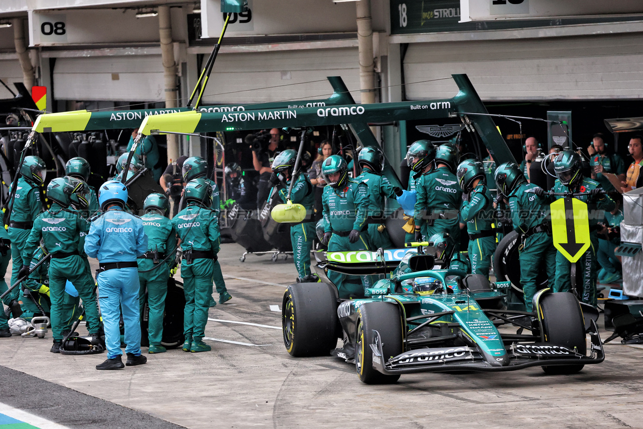 GP BRASILE, Fernando Alonso (ESP) Aston Martin F1 Team AMR25 makes a pit stop.

09.11.2025. Formula 1 World Championship, Rd 21, Brazilian Grand Prix, Sao Paulo, Brazil, Gara Day.

- www.xpbimages.com, EMail: requests@xpbimages.com © Copyright: Batchelor / XPB Images