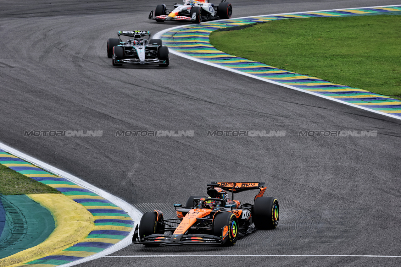 GP BRASILE, Oscar Piastri (AUS) McLaren MCL39.

09.11.2025. Formula 1 World Championship, Rd 21, Brazilian Grand Prix, Sao Paulo, Brazil, Gara Day.

- www.xpbimages.com, EMail: requests@xpbimages.com © Copyright: Batchelor / XPB Images