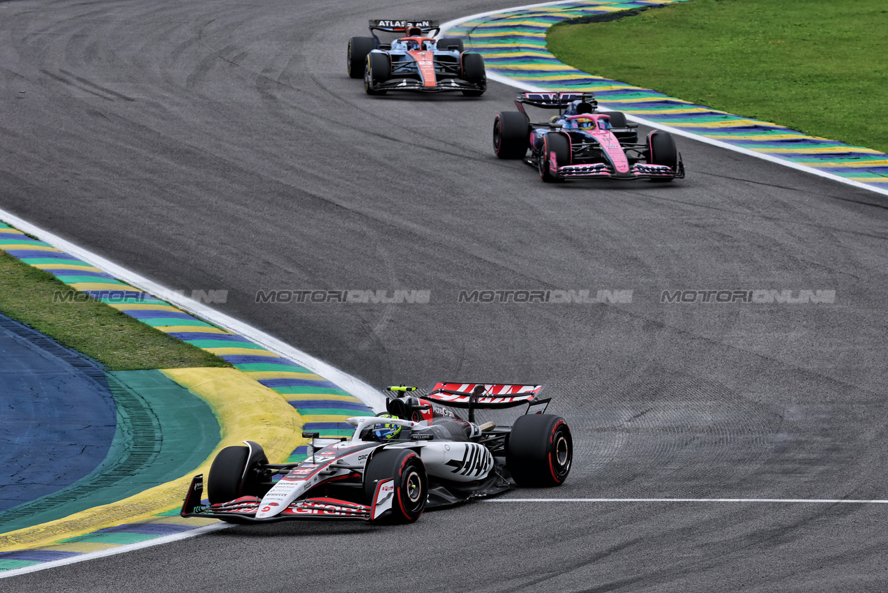 GP BRASILE, Oliver Bearman (GBR) Haas VF-25.
09.11.2025. Formula 1 World Championship, Rd 21, Brazilian Grand Prix, Sao Paulo, Brazil, Gara Day.
- www.xpbimages.com, EMail: requests@xpbimages.com © Copyright: Batchelor / XPB Images