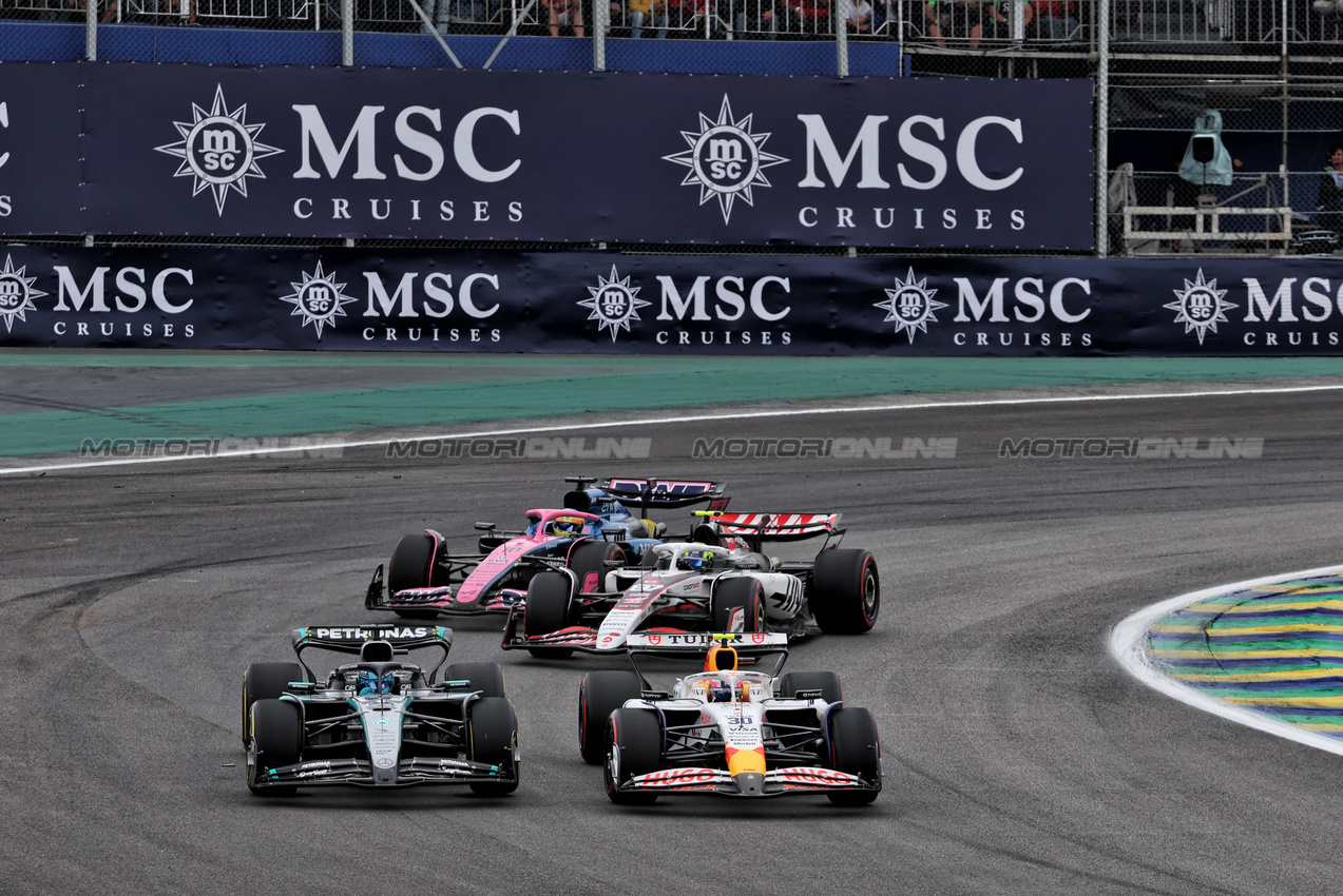 GP BRASILE, George Russell (GBR) Mercedes AMG F1 W16 e Liam Lawson (NZL) Racing Bulls VCARB 02 battle for position.

09.11.2025. Formula 1 World Championship, Rd 21, Brazilian Grand Prix, Sao Paulo, Brazil, Gara Day.

- www.xpbimages.com, EMail: requests@xpbimages.com © Copyright: Batchelor / XPB Images