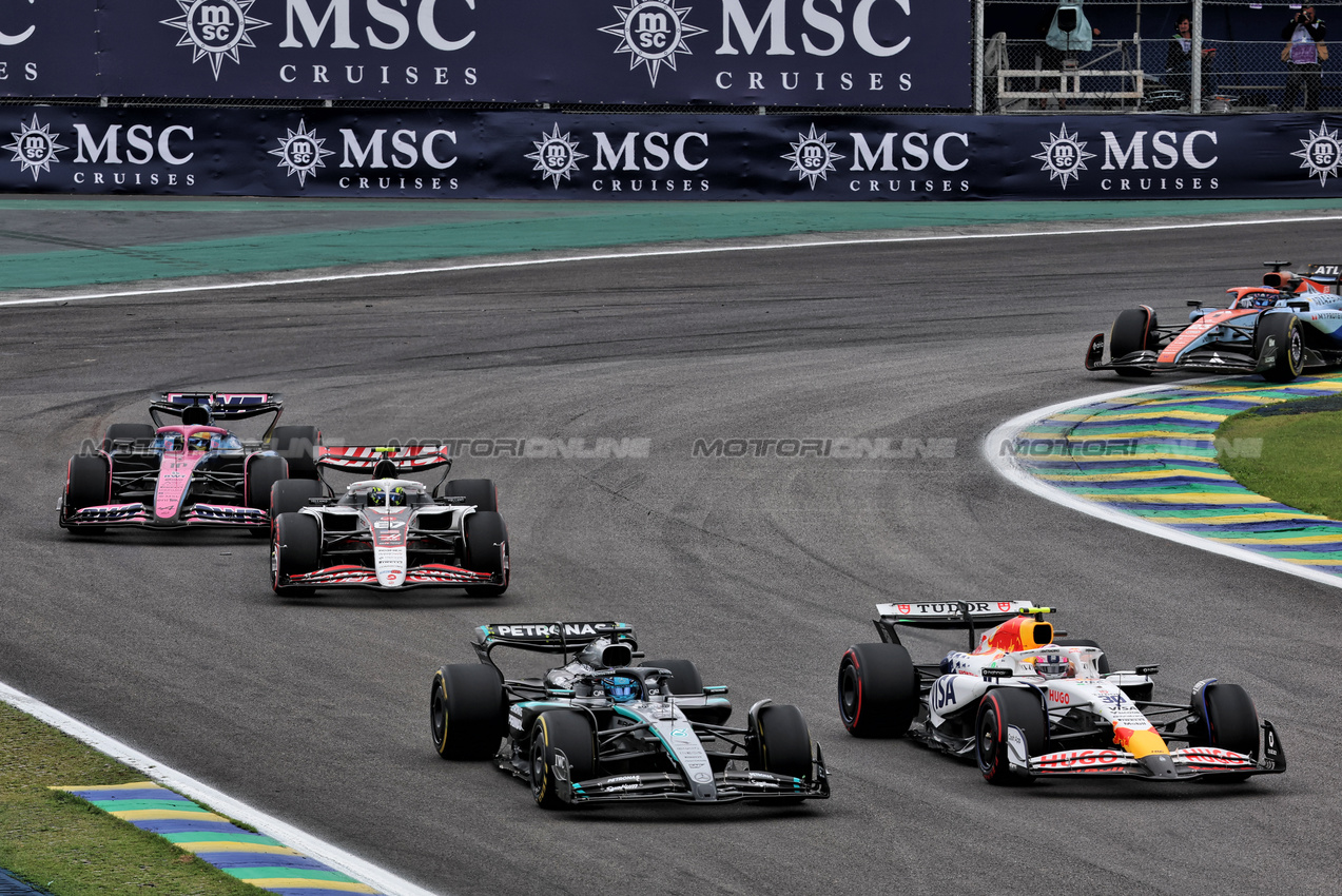 GP BRASILE, George Russell (GBR) Mercedes AMG F1 W16 e Liam Lawson (NZL) Racing Bulls VCARB 02 battle for position.

09.11.2025. Formula 1 World Championship, Rd 21, Brazilian Grand Prix, Sao Paulo, Brazil, Gara Day.

- www.xpbimages.com, EMail: requests@xpbimages.com © Copyright: Batchelor / XPB Images