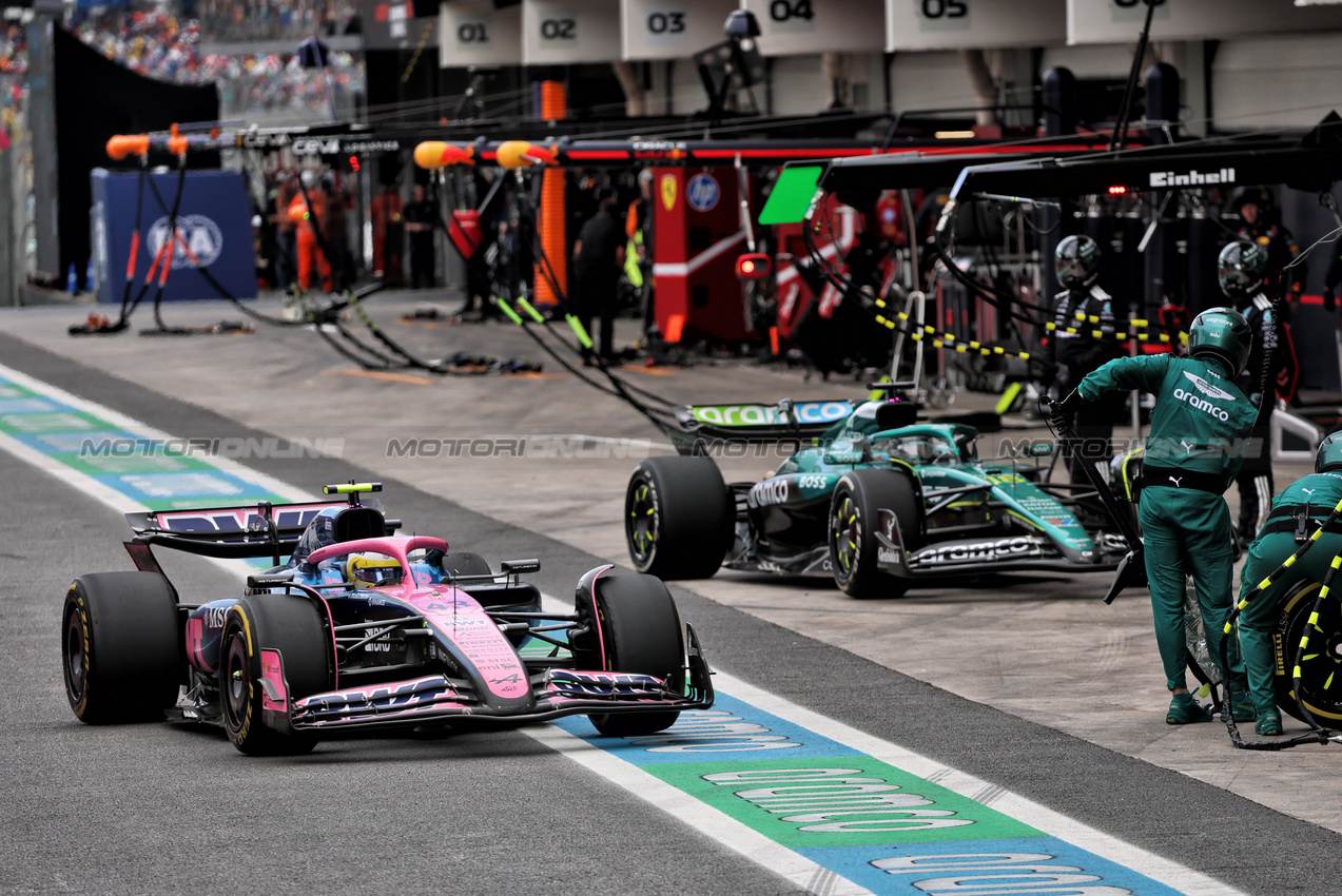 GP BRASILE, Franco Colapinto (ARG) Alpine F1 Team A525 makes a pit stop as does Lance Stroll (CDN) Aston Martin F1 Team AMR25.

09.11.2025. Formula 1 World Championship, Rd 21, Brazilian Grand Prix, Sao Paulo, Brazil, Gara Day.

- www.xpbimages.com, EMail: requests@xpbimages.com © Copyright: Batchelor / XPB Images