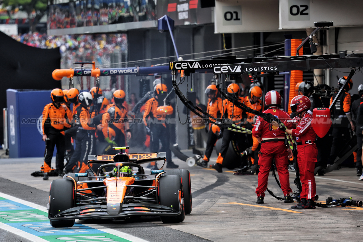 GP BRASILE, Lando Norris (GBR) McLaren MCL39 makes a pit stop.

09.11.2025. Formula 1 World Championship, Rd 21, Brazilian Grand Prix, Sao Paulo, Brazil, Gara Day.

- www.xpbimages.com, EMail: requests@xpbimages.com © Copyright: Batchelor / XPB Images