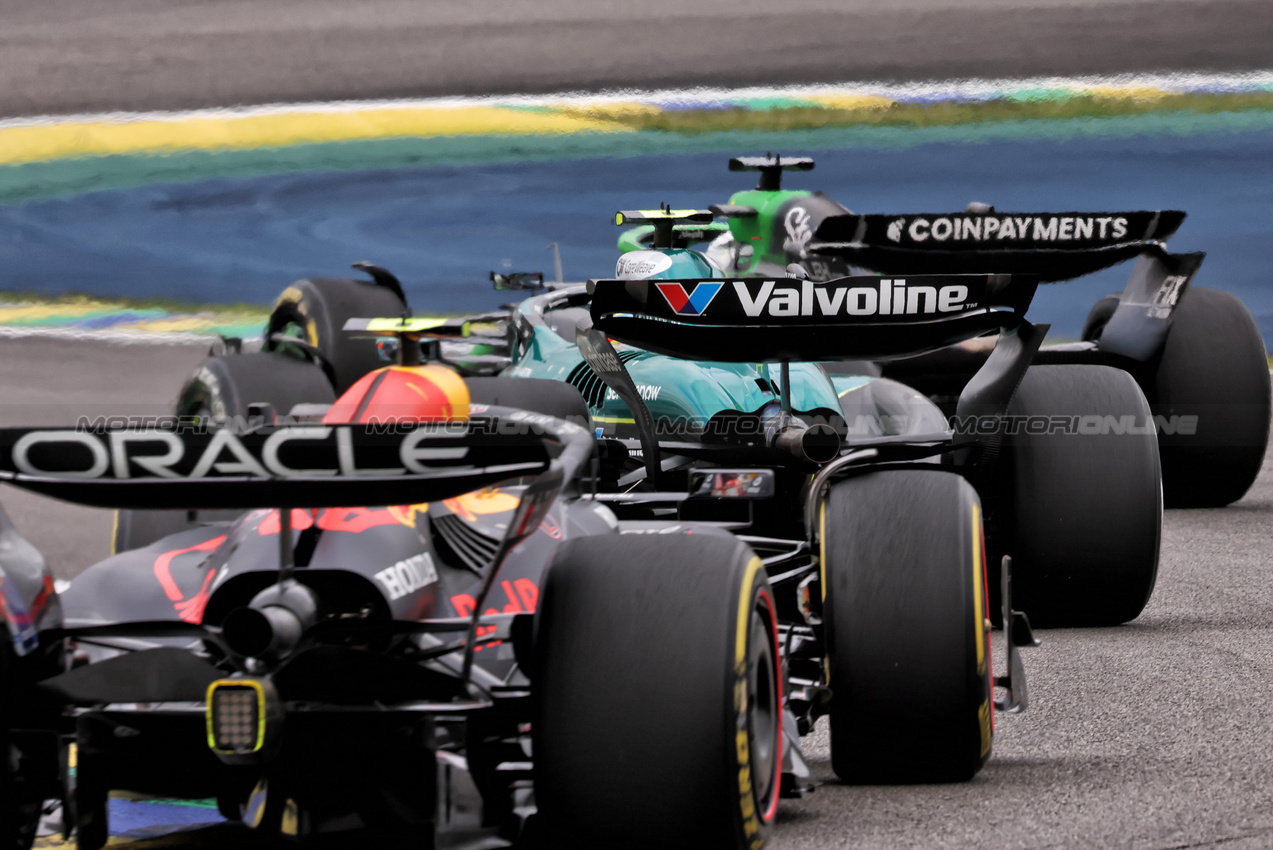 GP BRASILE, Fernando Alonso (ESP) Aston Martin F1 Team AMR25.

09.11.2025. Formula 1 World Championship, Rd 21, Brazilian Grand Prix, Sao Paulo, Brazil, Gara Day.

- www.xpbimages.com, EMail: requests@xpbimages.com © Copyright: Charniaux / XPB Images