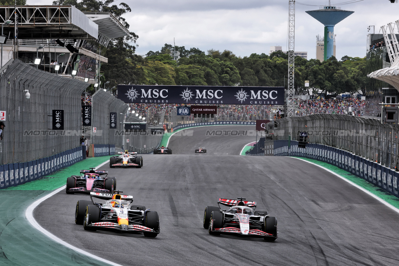 GP BRASILE, Isack Hadjar (FRA) Racing Bulls VCARB 02 e Esteban Ocon (FRA) Haas VF-25 battle for position.
09.11.2025. Formula 1 World Championship, Rd 21, Brazilian Grand Prix, Sao Paulo, Brazil, Gara Day.
- www.xpbimages.com, EMail: requests@xpbimages.com © Copyright: Charniaux / XPB Images