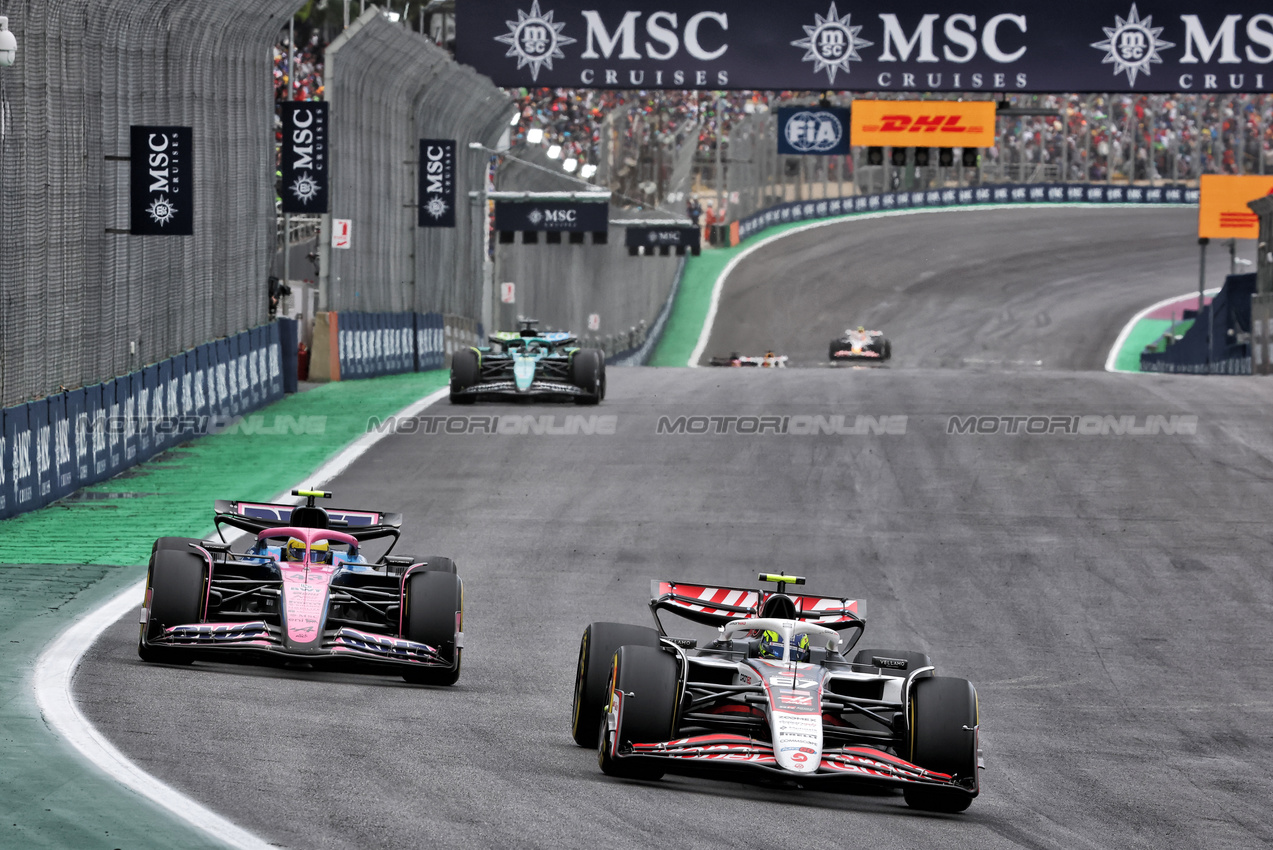 GP BRASILE, Oliver Bearman (GBR) Haas VF-25.
09.11.2025. Formula 1 World Championship, Rd 21, Brazilian Grand Prix, Sao Paulo, Brazil, Gara Day.
- www.xpbimages.com, EMail: requests@xpbimages.com © Copyright: Charniaux / XPB Images