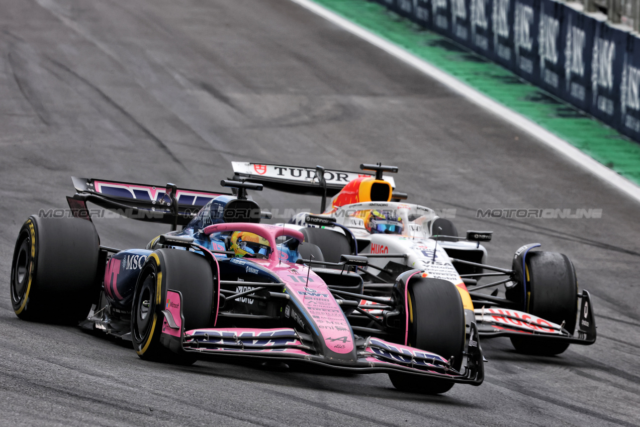 GP BRASILE, Pierre Gasly (FRA) Alpine F1 Team A525 e Isack Hadjar (FRA) Racing Bulls VCARB 02 battle for position.
09.11.2025. Formula 1 World Championship, Rd 21, Brazilian Grand Prix, Sao Paulo, Brazil, Gara Day.
- www.xpbimages.com, EMail: requests@xpbimages.com © Copyright: Charniaux / XPB Images
