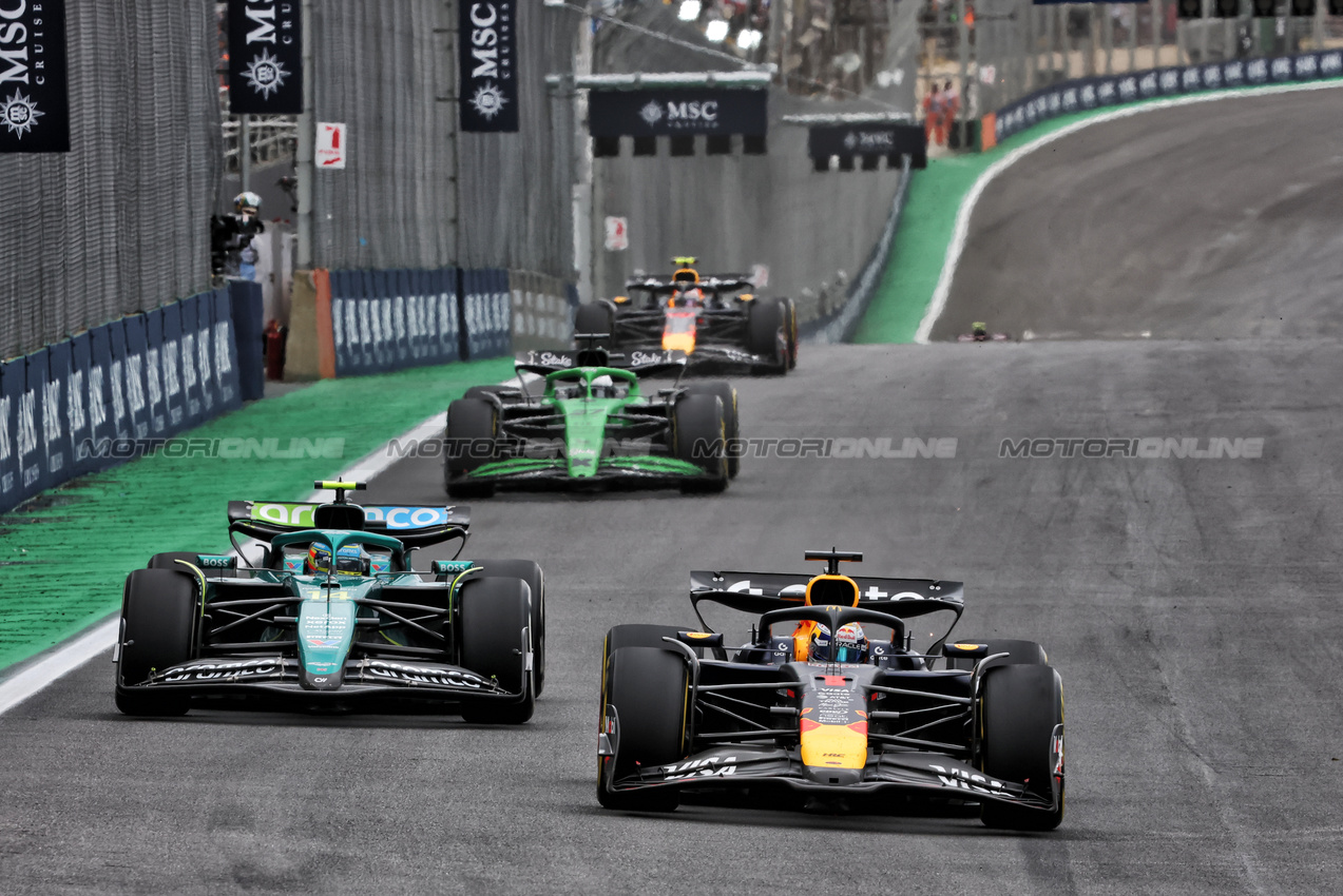 GP BRASILE, Max Verstappen (NLD) Red Bull Racing RB21.

09.11.2025. Formula 1 World Championship, Rd 21, Brazilian Grand Prix, Sao Paulo, Brazil, Gara Day.

- www.xpbimages.com, EMail: requests@xpbimages.com © Copyright: Charniaux / XPB Images