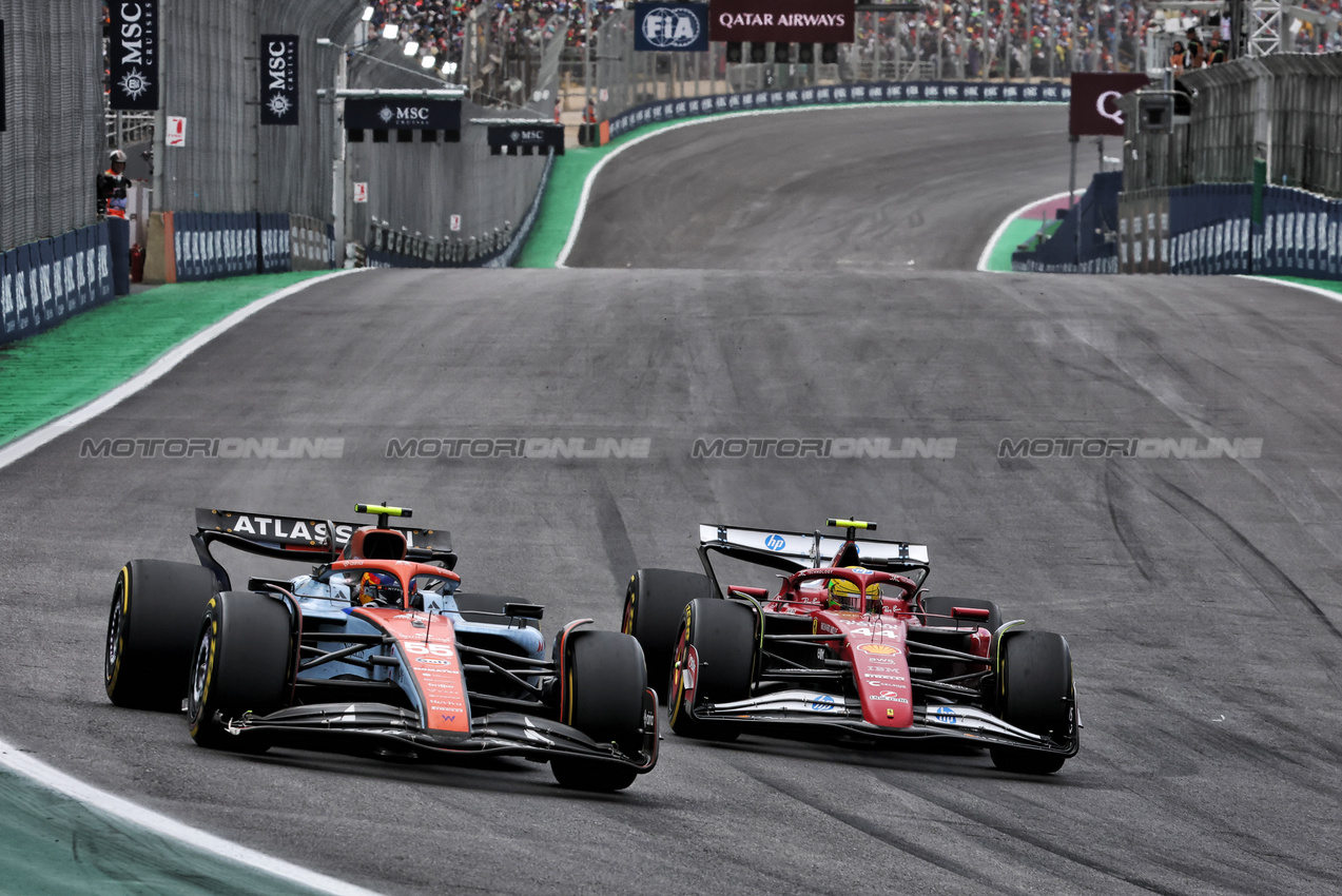 GP BRASILE, Carlos Sainz (ESP) Atlassian Williams Racing FW47 e Lewis Hamilton (GBR) Ferrari SF-25 battle for position.

09.11.2025. Formula 1 World Championship, Rd 21, Brazilian Grand Prix, Sao Paulo, Brazil, Gara Day.

- www.xpbimages.com, EMail: requests@xpbimages.com © Copyright: Charniaux / XPB Images