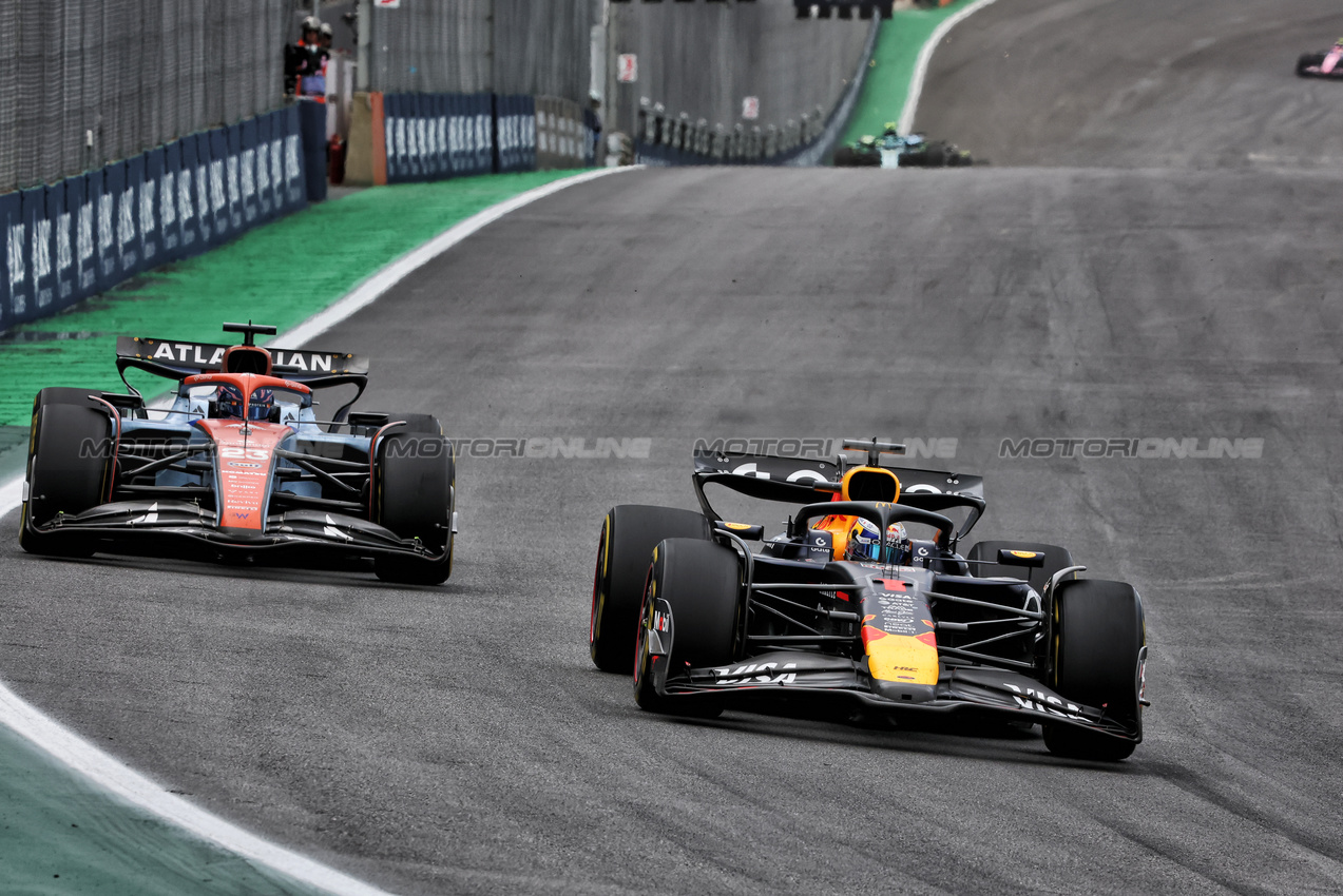 GP BRASILE, Max Verstappen (NLD) Red Bull Racing RB21.
09.11.2025. Formula 1 World Championship, Rd 21, Brazilian Grand Prix, Sao Paulo, Brazil, Gara Day.
- www.xpbimages.com, EMail: requests@xpbimages.com © Copyright: Charniaux / XPB Images